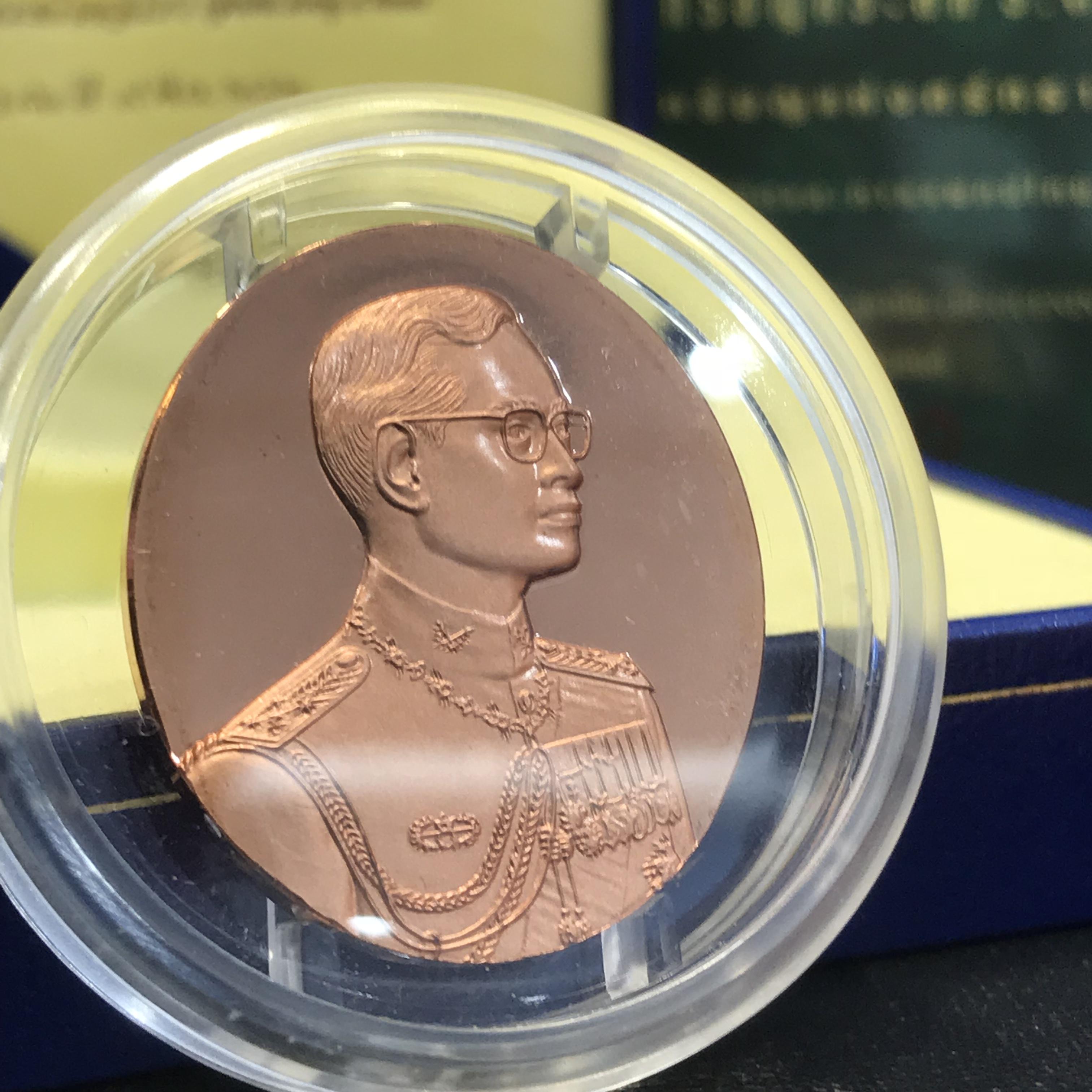 เหรียญแห่งศรัทธา ร.9 ที่ระลึก50 ปีแพทย์ศาสตร์ จุฬาฯ ปี2540 เนื้อทองแดงกล่องบรรจุการ์ดรับรองเดิมครบ