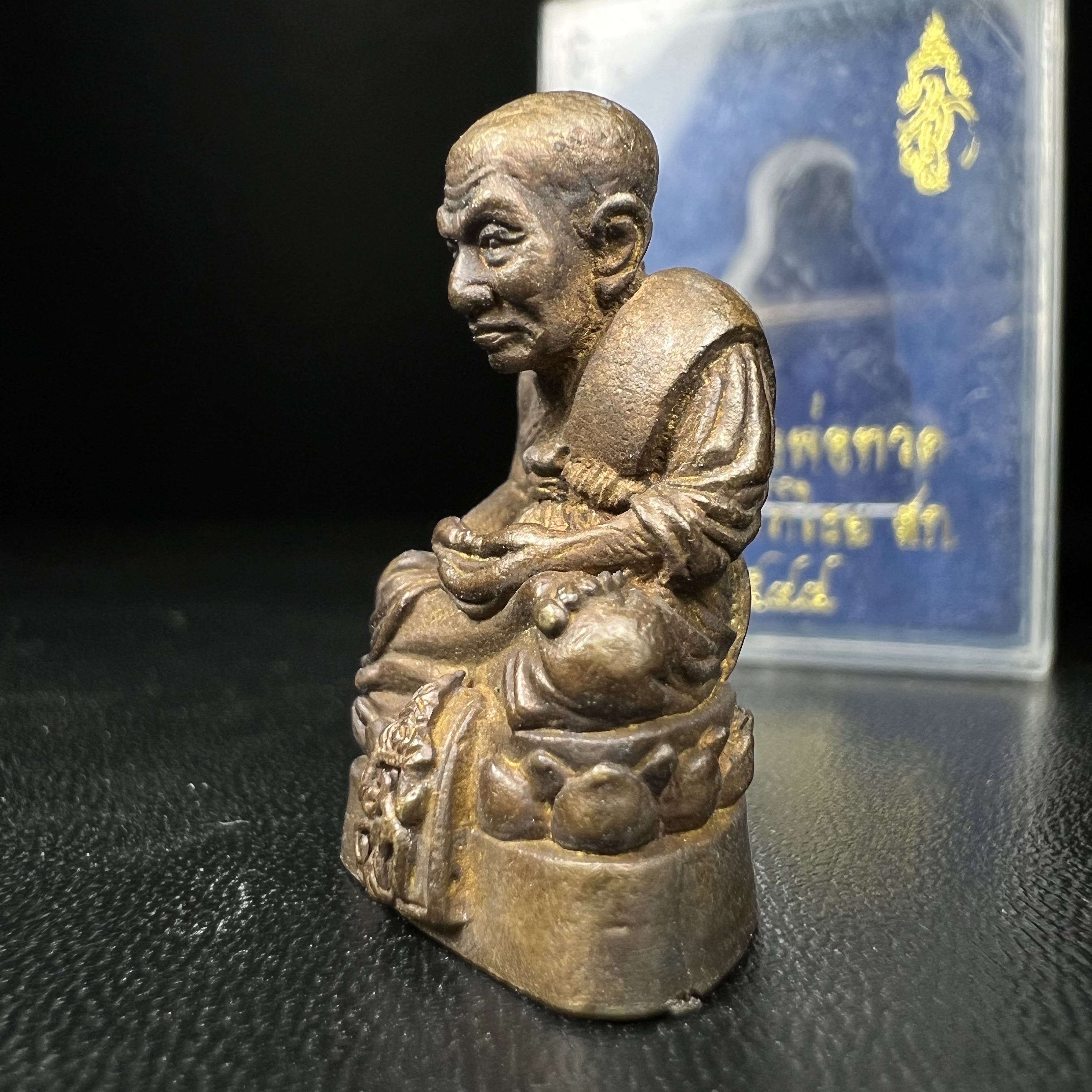 หลวงพ่อทวด พระนามาภิไธย สก. วัดห้วยมงคล จ.ประจวบคีรีขันธ์ ปี 2544(รุ่นแรก) รูปหล่อลอยองค์ ขนาดห้อยคอ หน้าตัก 1.5 ซม. พิมพ์ลอยองค์เนื้อสัตตะโลหะหล่อโบราณ(โลหะผสมรมดำ)(คัดสภาพสวยสมบูรณ์)(คุ้มครองปลอดภัย แคล้วคลาด พิธีใหญ่ มวสสารดี)