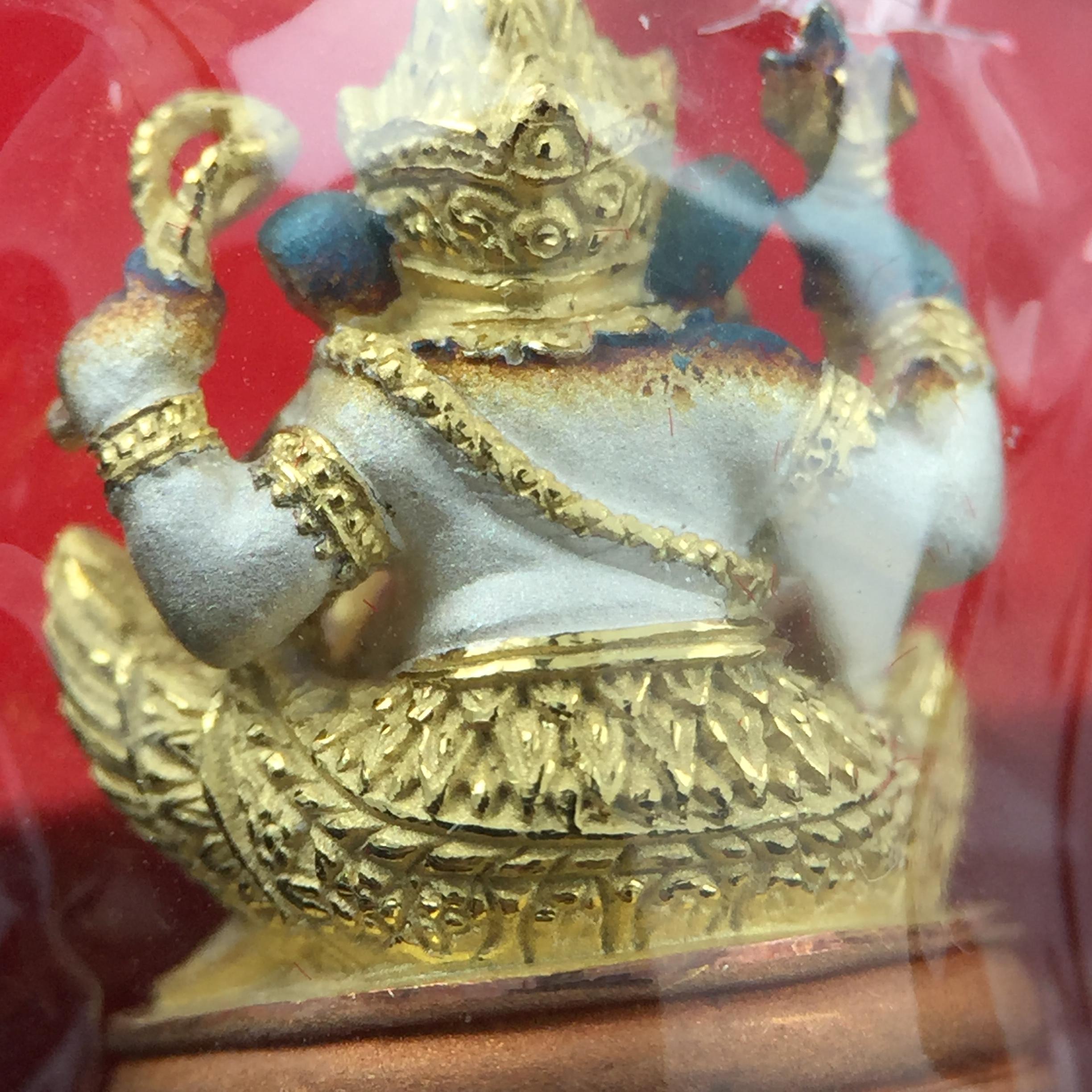 พระพิฆเณศวร วัดบวรนิเวศวิหาร ปี 2542 เนื้อเงินสามกษัตริย์พ่นทรายขัดเงาบางส่วน(ฝังพลอย1เม็ด)(ขนาด 2* 1.4 ซม.) สภาพสวยซีนซองเดิมพร้อมกล่องบรรจุเดิม ตอกโค๊ดหมายเลขกำกับ(ผิวเดิมขึ้นสีรุ้งธรรมชาติ สวย)(คัดสภาพสวยเดิม พิธีใหญ่ พุทธศิลป์งดงาม)