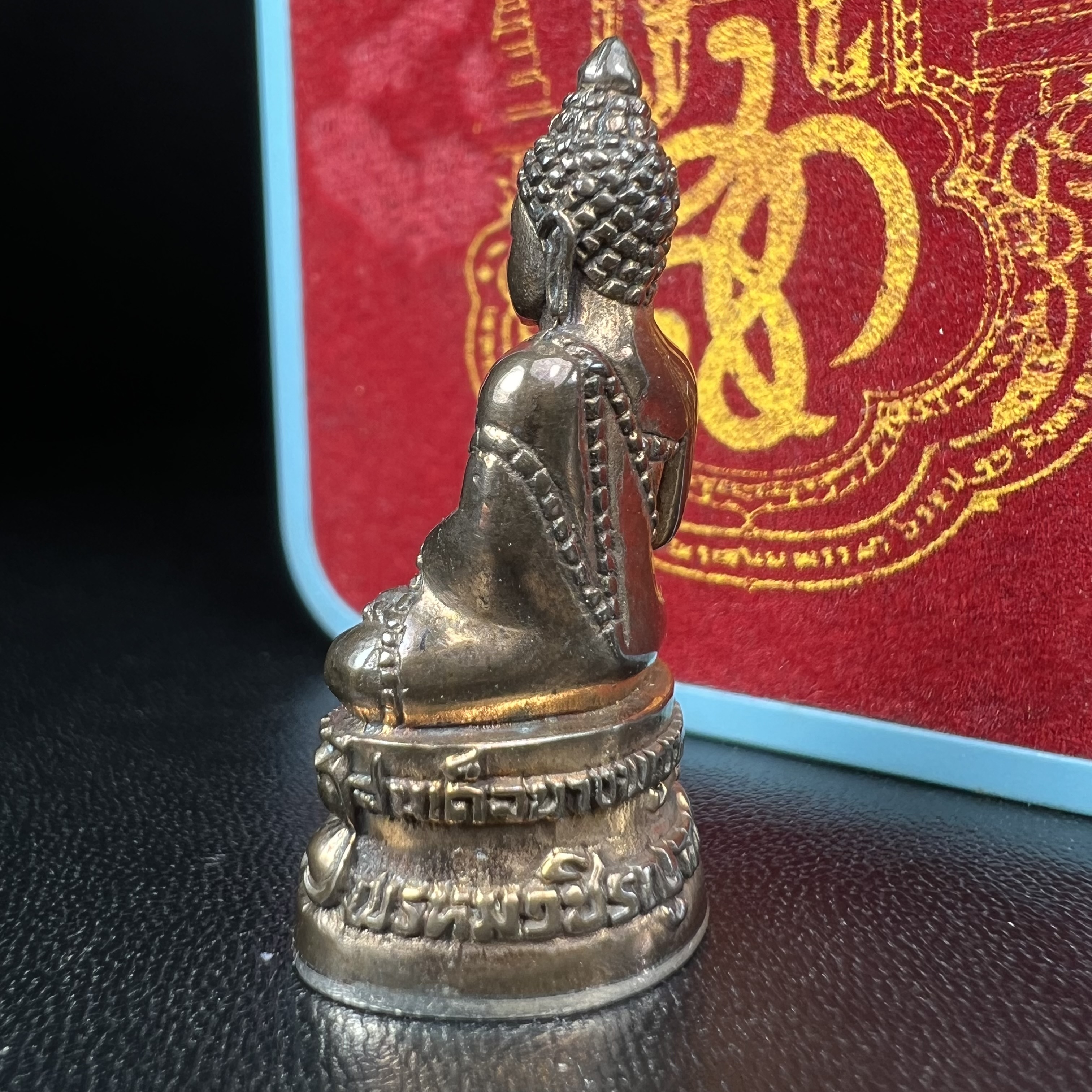 พระกริ่งสมเด็จนางพญาญาณนาวา พรหมวชิรญาณ โครงการพัฒนาพระอารามเฉลิมพระเกียรติ วัดยานนาวา ปี 2547เนื้อนวโลหะก้นเงิน องค์หมายเลข ๓๙๐ พร้อมกล่องบรรจุเดิมครบสมบูรณ์