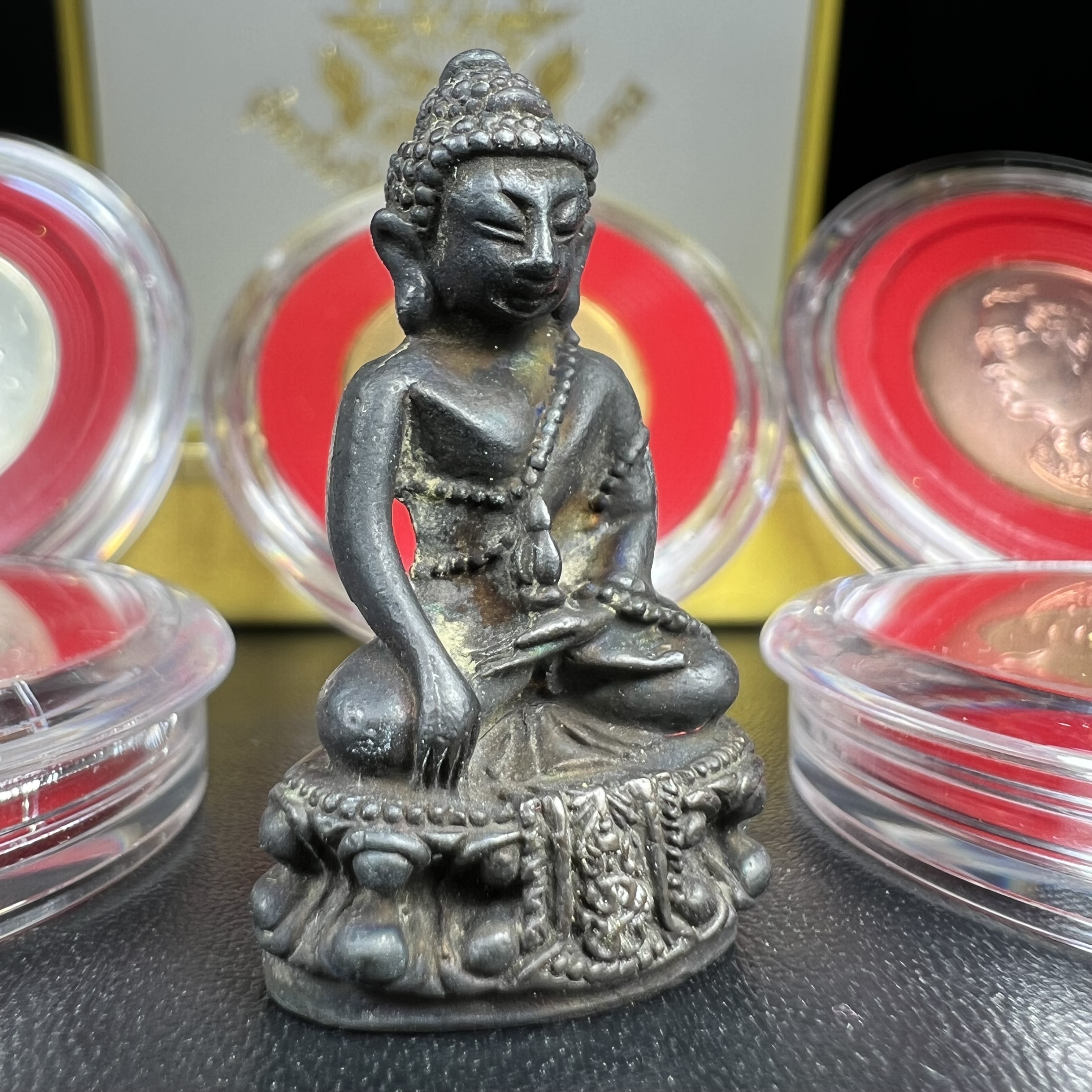 วัตถุมงคลคุ้มเกล้าฯ มหามงคลเฉลิมพระชนมพรรษา 6 รอบ รัชกาลที่ 9 ชุดพิเศษกรรมการ(สุดหายาก) (ในหลวงรัชกาลที่9 ทรงจุดไฟพระฤกษ์และเททอง พิธีใหญ่)ยอดนิยมหายาก