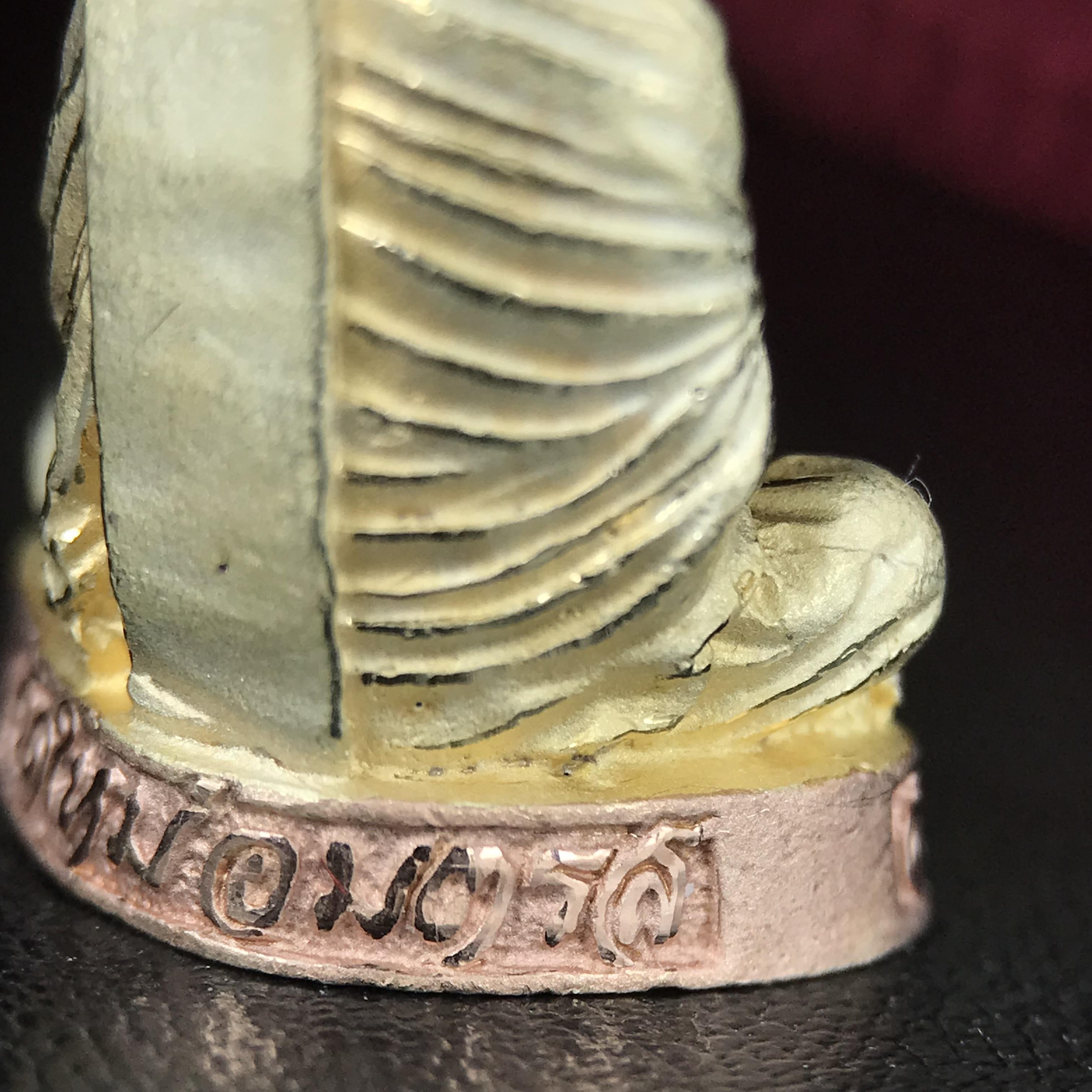 รูปเหมือนสมเด็จพระพุฒาจารย์ (โต พรหมรังสี)วัดใหม่อมตรส บางขุนพรหม ปี2540 รุ่นกาญจนาภิเษก จัดสร้างในวโรกาสที่รัชกาลที่ 9 ทรงครองสิริราชสมบัติ ครบ 50ปี ลอยองค์พิมพ์ใหญ่ เนื้อเงินบริสุทธิ์ 99.9% แบบชุบสามกษัตริย์ขัดเงาบางส่วน พร้อมกล่องบรรจุเดิมครบ