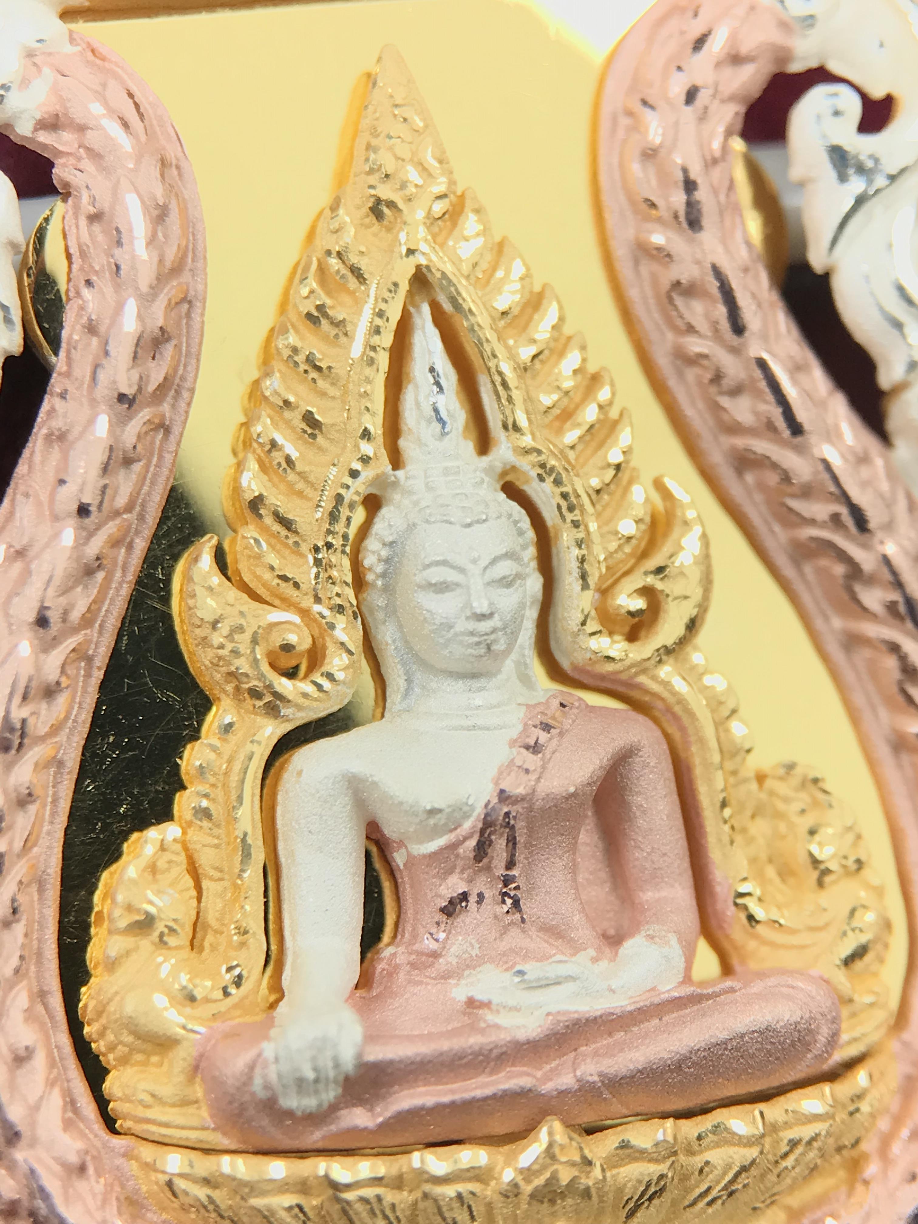 พระพุทธชินราช รุ่น ประวัติศาสตร์ มูลนิธิเพื่อตำรวจไทยจัดสร้าง ปี 2562 เนื้อเงินชุบสามกษัตริย์ขัดเงา พิมพ์เหรียญเสมาฉลุลาย พระพุทธชินราช อินโดจีน(ขนาดสูง 3.7ซม.(ไม่รวมห่วง))(สภาพสวยซีนซองเดิม กล่องบรรจุเดิมครบสมบูรณ์)(องค์หมายเลข 20)(1 ใน 999 เหรียญ)หายาก