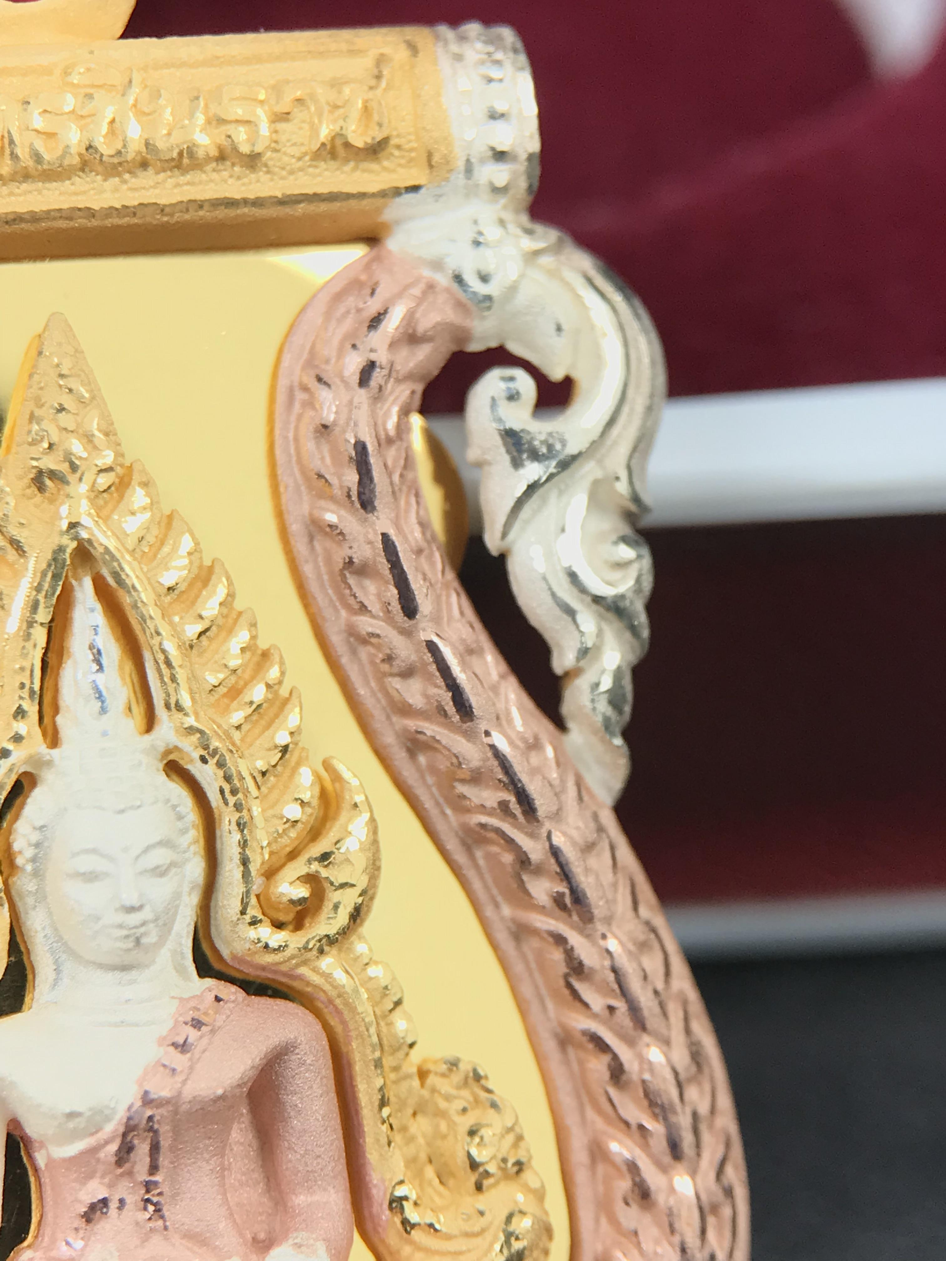 พระพุทธชินราช รุ่น ประวัติศาสตร์ มูลนิธิเพื่อตำรวจไทยจัดสร้าง ปี 2562 เนื้อเงินชุบสามกษัตริย์ขัดเงา พิมพ์เหรียญเสมาฉลุลาย พระพุทธชินราช อินโดจีน(ขนาดสูง 3.7ซม.(ไม่รวมห่วง))(สภาพสวยซีนซองเดิม กล่องบรรจุเดิมครบสมบูรณ์)(องค์หมายเลข 20)(1 ใน 999 เหรียญ)หายาก