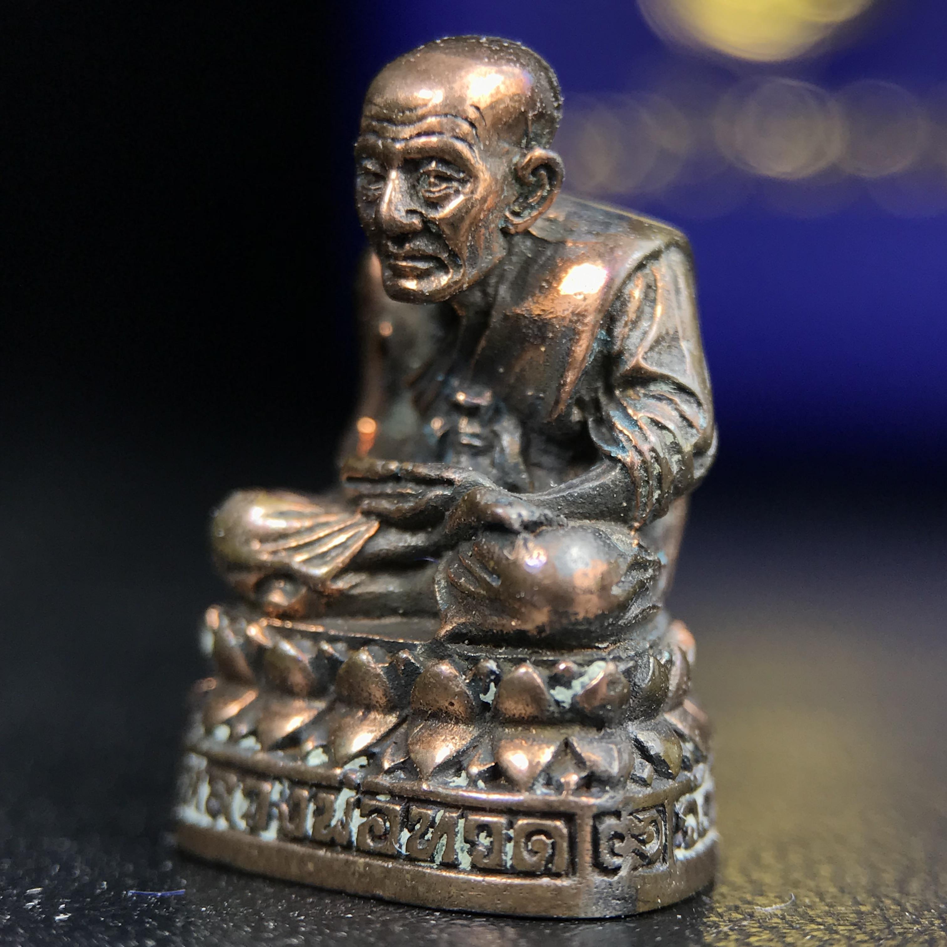 รูปเหมือนหล่อลอยองค์หลวงปู่ทวด รุ่น 111ปี กระทรวงกลาโหม เนื้อนวโลหะรมดำ-ปัดเงา ปี2540 พิธีใหญ่ เข้มขลัง นิยม พร้อมกล่องบรรจุเดิม(คัดสภาพสวยผิวเทพๆผิวรุ้งๆ)ทั้งพิธีทั้งพุทธศิลป์ทรงคุณค่าอีกหนึ่งรุ่นยอดนิยม