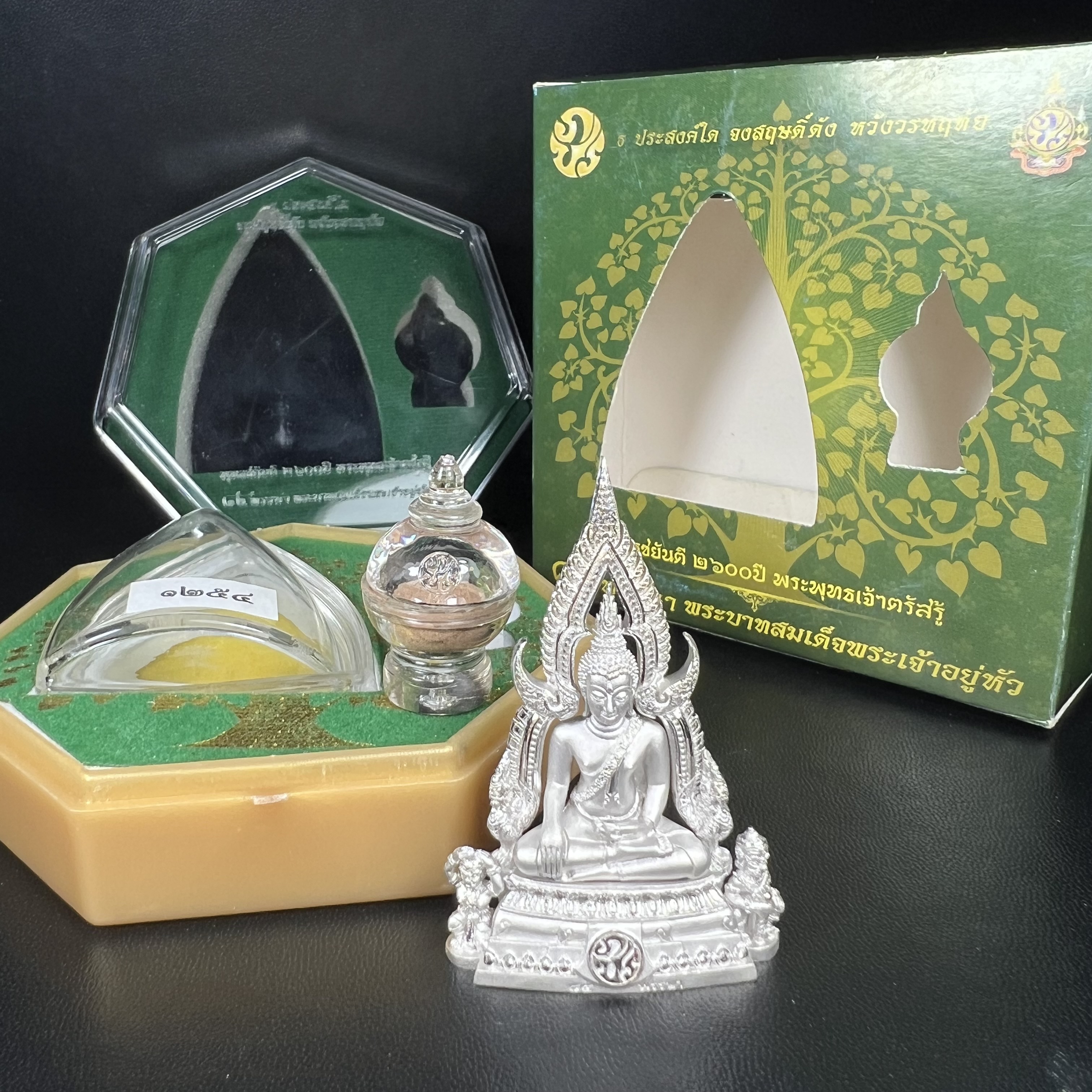 พระพุทธชินราช(จำลอง) ภปร. 84 พรรษา เนื้อเงินชุบทองคำขาว พิมพ์ใหญ่ขนาดหน้าตัก 3/4 นิ้ว(พระราชทานมวลสาร จิตรลดาและเส้นพระเจ้า(เส้นผม))รัชกาลที่9)พุทธศิลป์ทรงคุณค่าอีกหนึ่งรุ่นยอดนิยม(1ใน 3000 องค์)