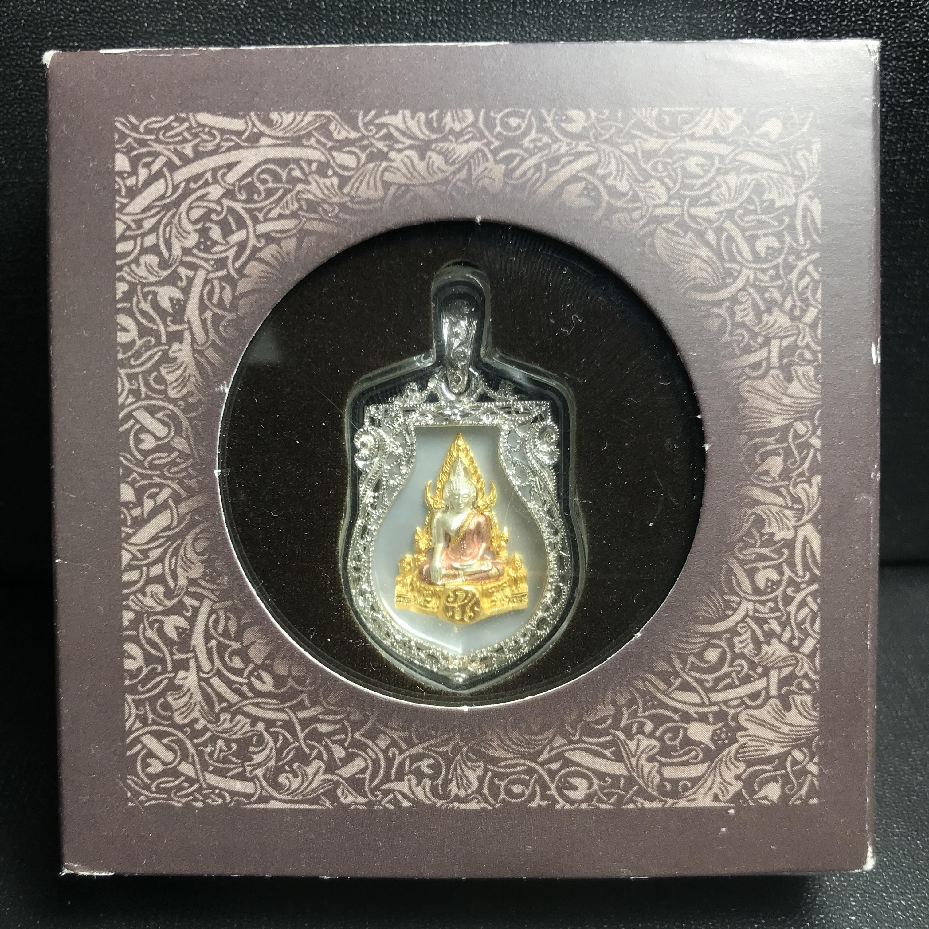 พระพุทธชินราช ภปร. โครงการ "เพราะแผ่นดินนี้ คือ แผ่นดินเกิด" ปี2548(รุ่นแรก) เหรียญทรงเสมา ขนาด 21 x 29 มม.เนื้อเงินสามกษัตริย์ องค์พระชุบสามกษัตริย์ ล้อมด้วยกรอบเงินชุบทองคำขาวสลักเสลาเป็นลวดลายละเอียดอ่อน ส่วนพื้นองค์พระเป็นเปลือกหอยมุขงดงาม