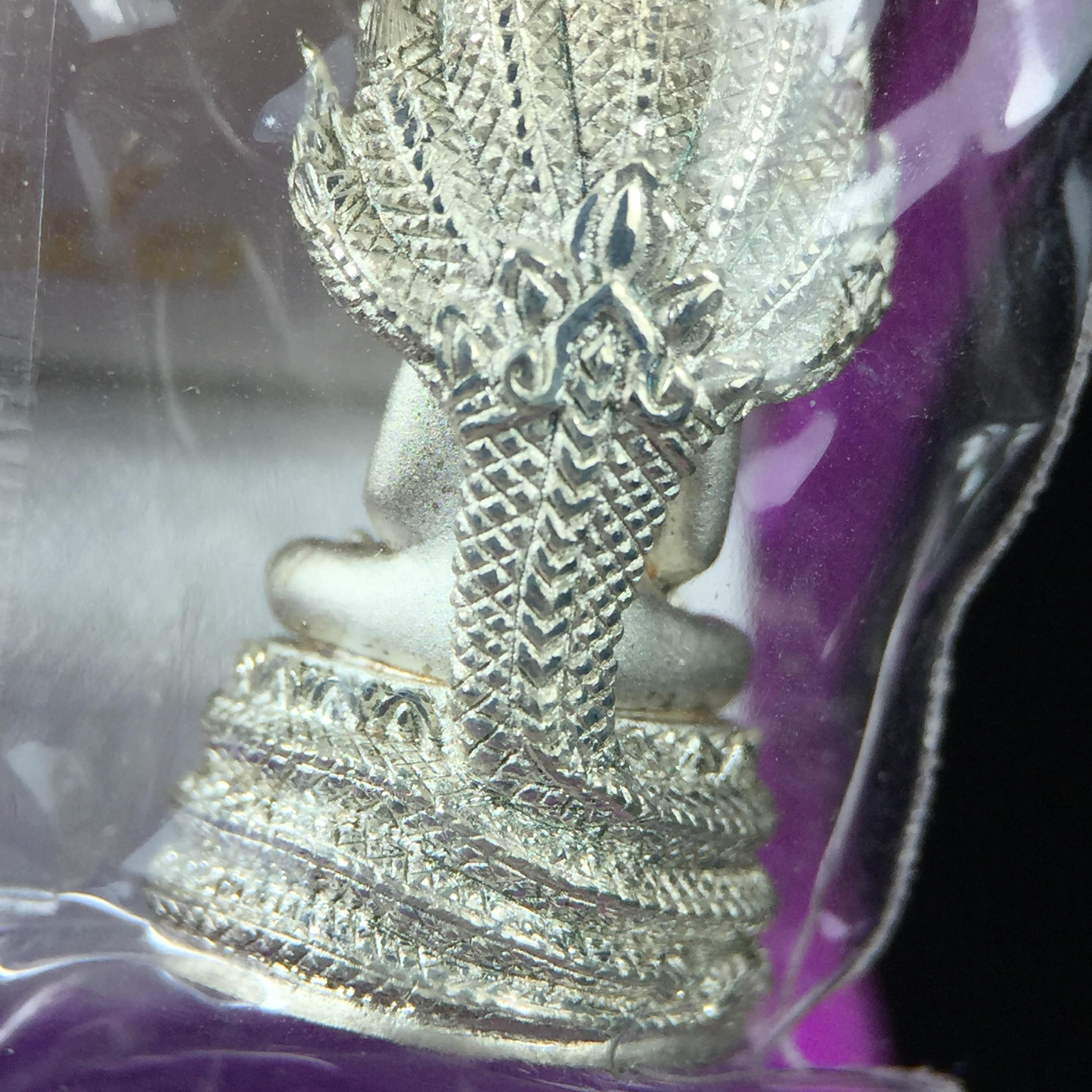 พระนาคปรก สธ. รุ่นสร้างพระอุโบสถเฉลิมพระเกียรติ 4 รอบ 84 พรรษา สมเด็จพระเทพรัตนราชสุดาฯ วัดบวรนิเวศวิหาร ปี 2543 พิมพ์เล็ก เนื้อเงินบริสุทธิ์ แบบพ่นทรายขัดเงาบางส่วน(สภาพ สวย ซีนซองกล่องบรรจุเดิมครบ)พิธีใหญ่ พุทธศิลป์งดงาม หายาก (1 ใน 2999 องค์)