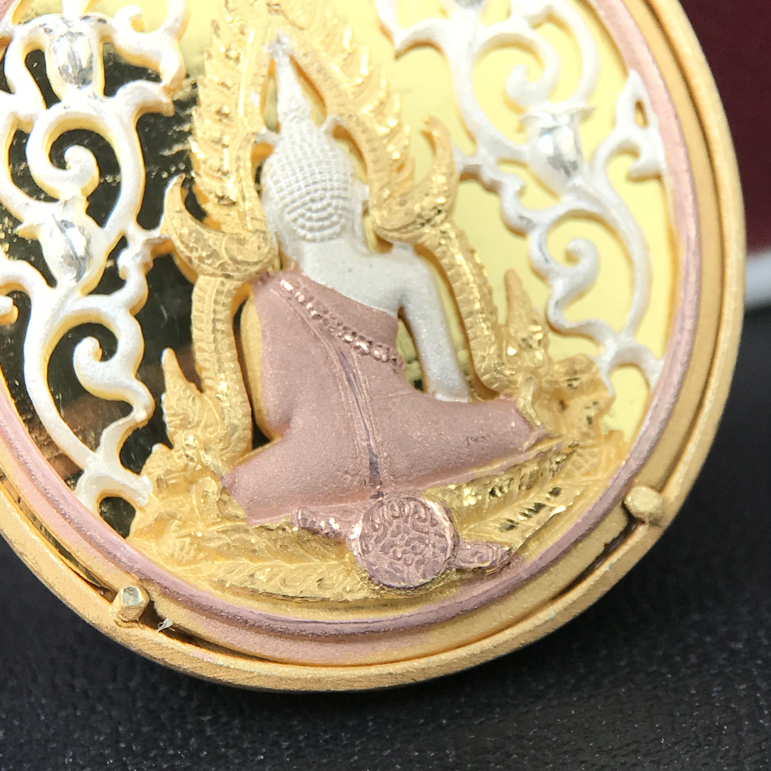 พระพุทธชินราช รุ่น ประวัติศาสตร์ มูลนิธิเพื่อตำรวจไทยจัดสร้าง ปี 2562 เนื้อเงินชุบสามกษัตริย์ขัดเงา พิมพ์เหรียญรูปไข่ฉลุลายไทย พิมพ์ใหญ่ พระพุทธชินราช แบบจิวเวอร์รี่(ขนาดสูง 2.9 ซม.)(สภาพสวยซีนซองเดิม กล่องบรรจุเดิมครบสมบูรณ์)(เลขเรียงสวย องค์หมายเลข 123)