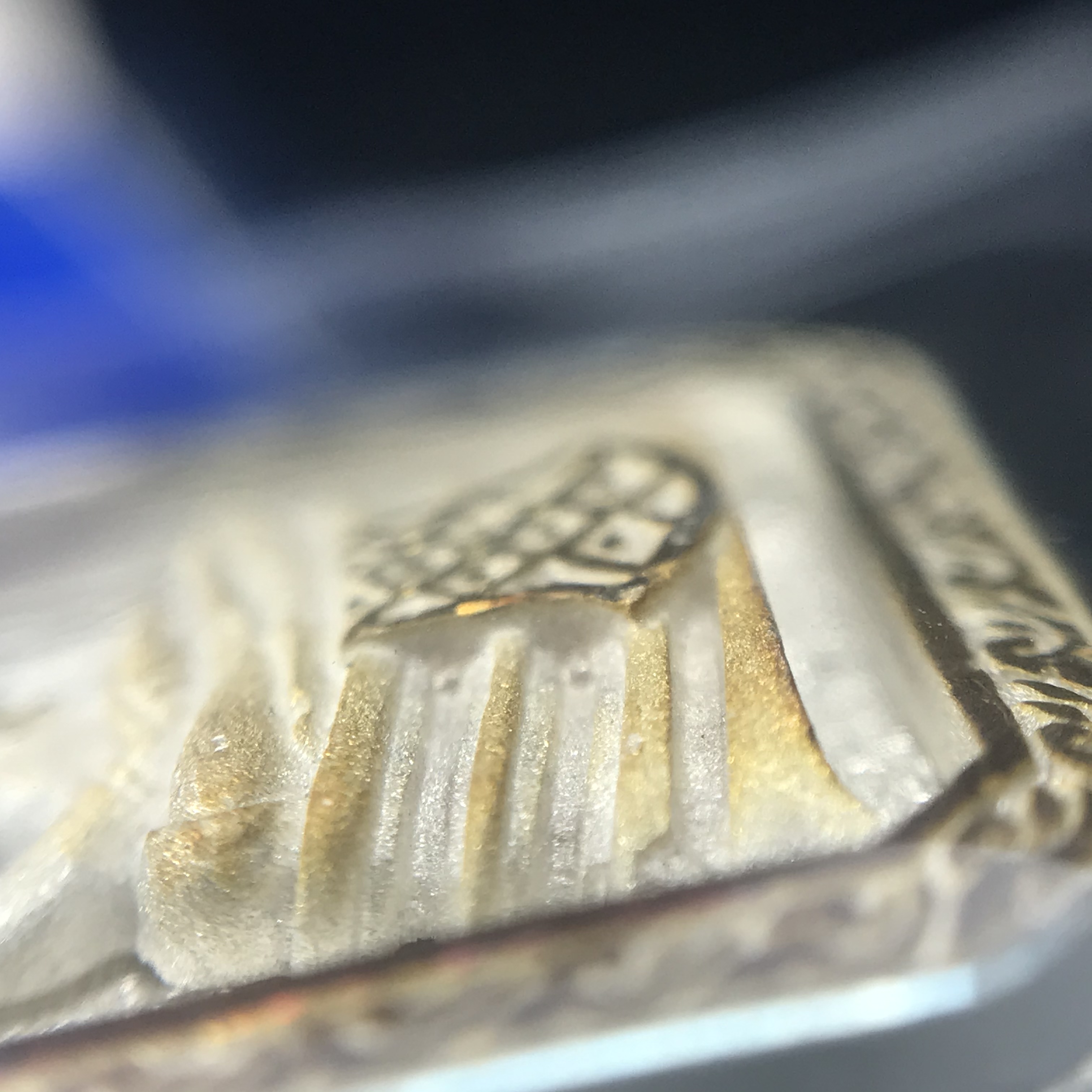 พระพุทธโสธร(หลวงพ่อโสธร) รุ่นสร้างอุโบสถ ปี2539 เนื้อเงิน พิมพ์แปดเหลี่ยม(หายาก) สภาพสวยผิวเดิมขึ้นน้ำทองสีรุ้งแบบนิยม กล่องบรรจุเดิมครบสมบูรณ์