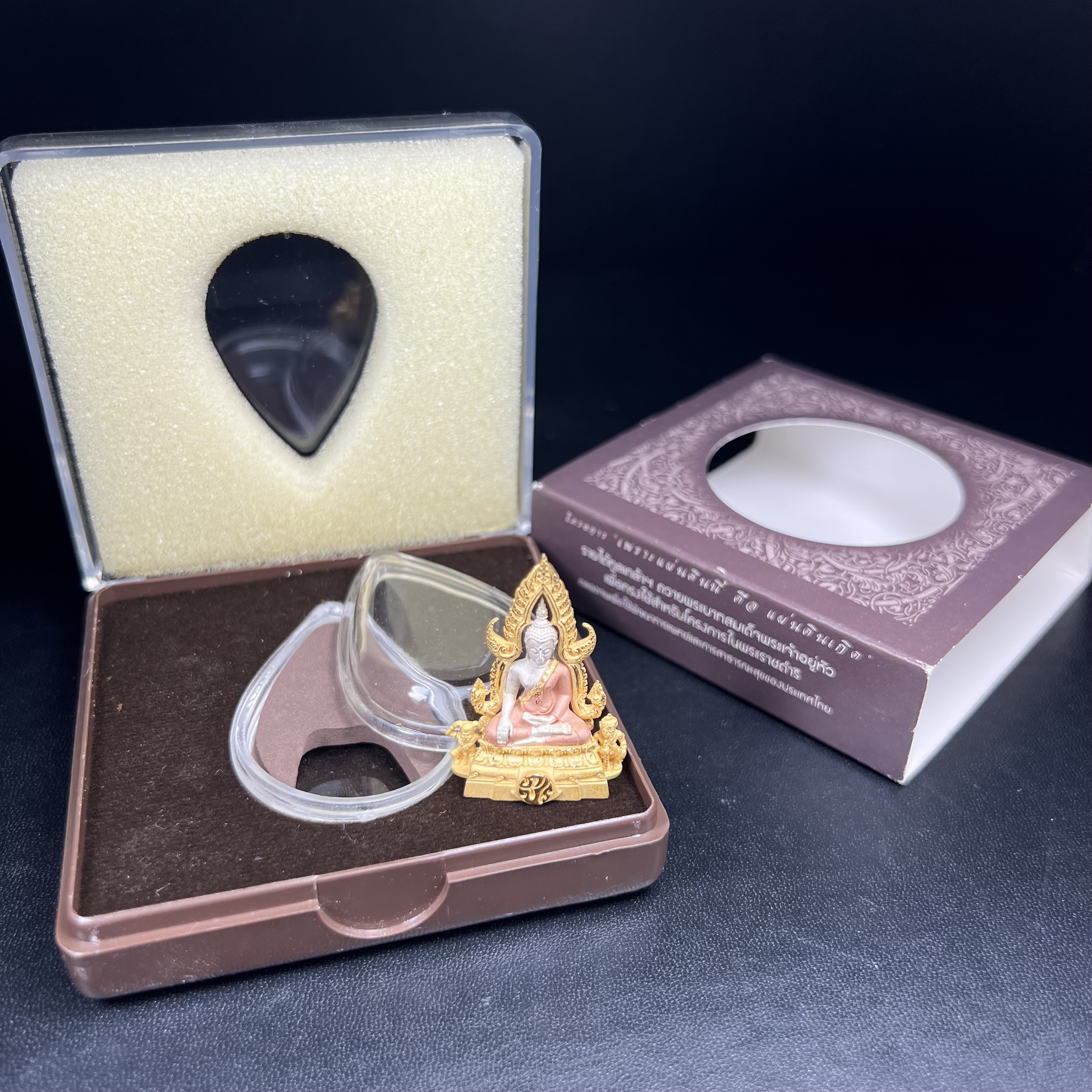 พระพุทธชินราช ภปร. โครงการ "เพราะแผ่นดินนี้ คือ แผ่นดินเกิด" ปี 2548(รุ่นแรก) ลอยองค์เนื้อเงินสามกษัตริย์ หน้าตัก 1/2 นิ้ว (ขนาด 3.5 x 2.5 ซม.) พุทธศิลป์งดงามทรงคุณค่า รุ่นยอดนิยม(องค์หมายเลข ๘๘๔๖)