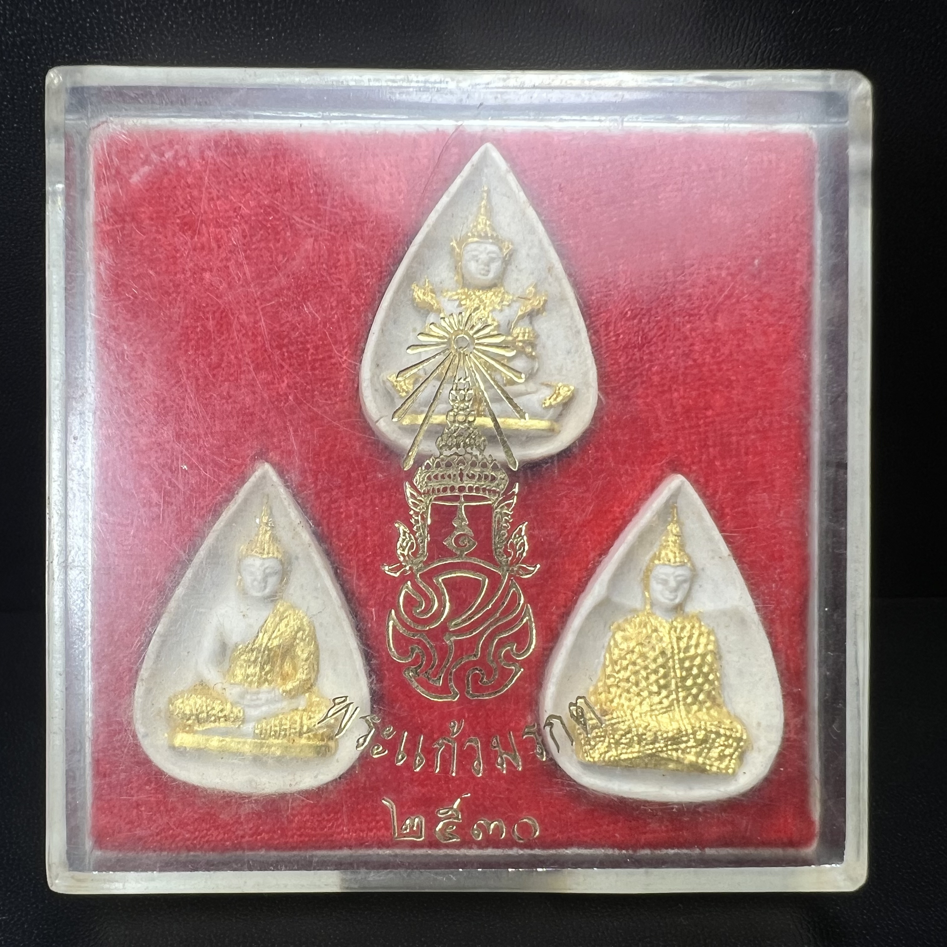 พระแก้วมรกต หลัง ภปร. เนื้อผง ปี2530 พระดี พิธีใหญ่ ประกอบพิธีพุทธาภิเษกพร้อมกับพิธีพระกริ่งปวเรศ ปี2530 วัดบวรนิเวศและวัดพระแก้ว(ครบชุดสามฤดูกล่องเดิมครบ)หายาก