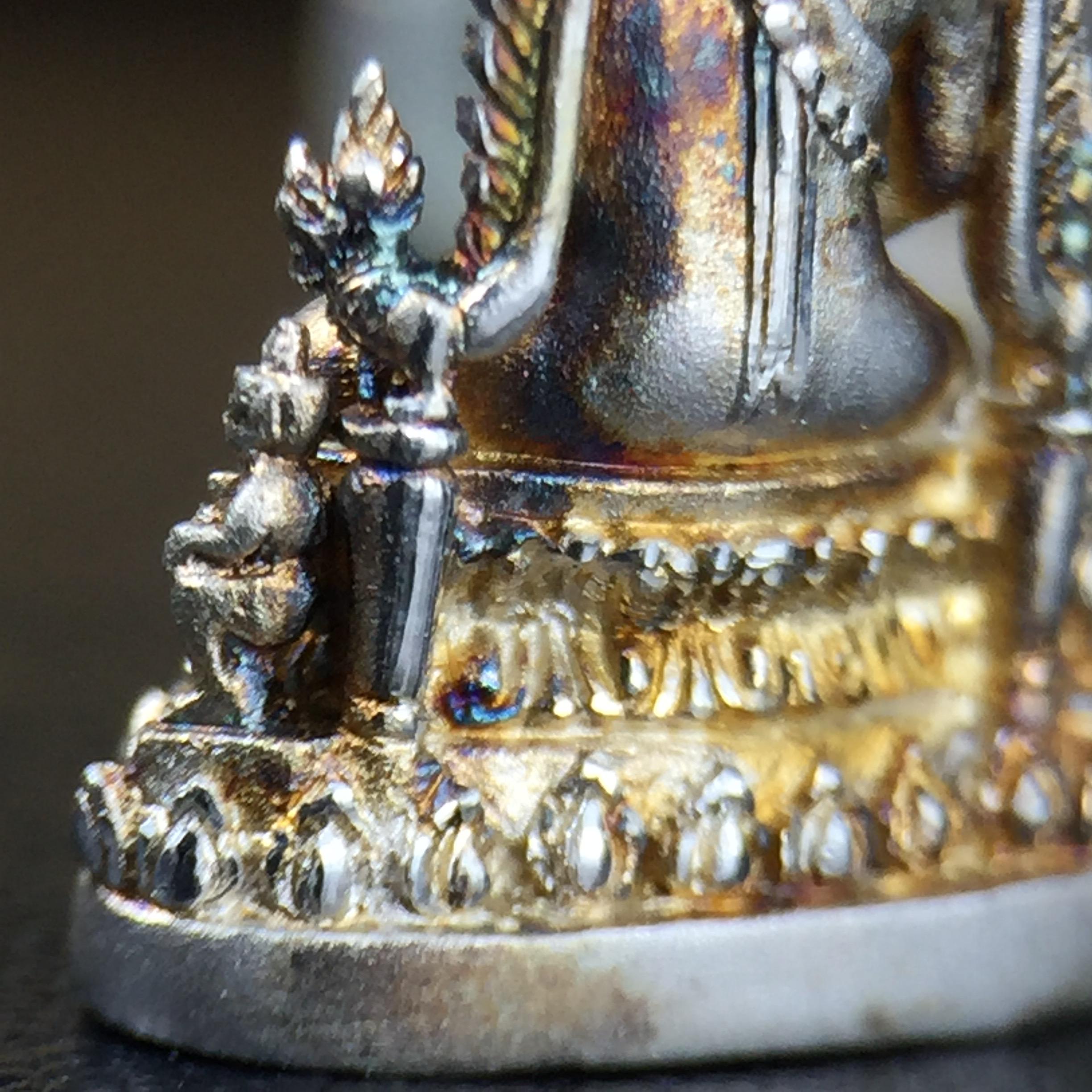 พระพุทธชินราช(จำลอง) ภปร. 84 พรรษา เนื้อเงินชุบทองคำขาว พิมพ์เล็กขนาดหน้าตัก 1/4 นิ้ว (สภาพผิวเดิมสวย ขึ้นสีรุ้งธรรมชาติ แบบนิยม)(พระราชทานมวลสาร จิตรลดาและเส้นพระเจ้า(เส้นผม))พุทธศิลป์ทรงคุณค่าอีกหนึ่งรุ่นยอดนิยม