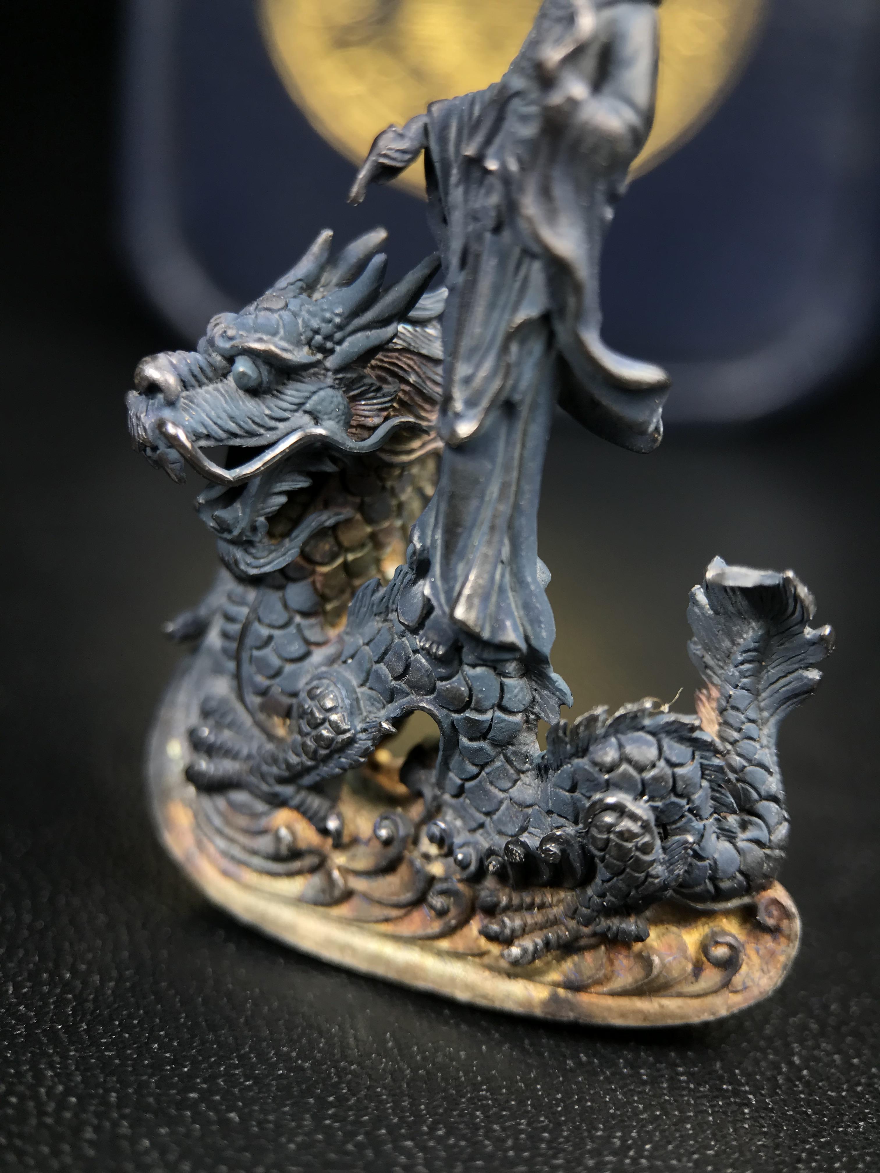 รูปหล่อลอยองค์พระโพธิสัตว์กวนอิม ทรงประทับมังกร จ.ระนอง ปี 2539 เนื้อเงิน พิมพ์ใหญ่(ผิวกลับดำทูโทนเข้มขลังสวยงามมีเสน่ห์)(สภาพผิวเดิม)(เสน่ห์พระเนื้อเงินสีสันที่ธรรมชาติสรรค์สร้าง)เฉลิมฉลองในวโรกาสที่พระบาทสมเด็จพระเจ้าอยู่หัวทรงครองสิริราชสมบัติครบ50ปี