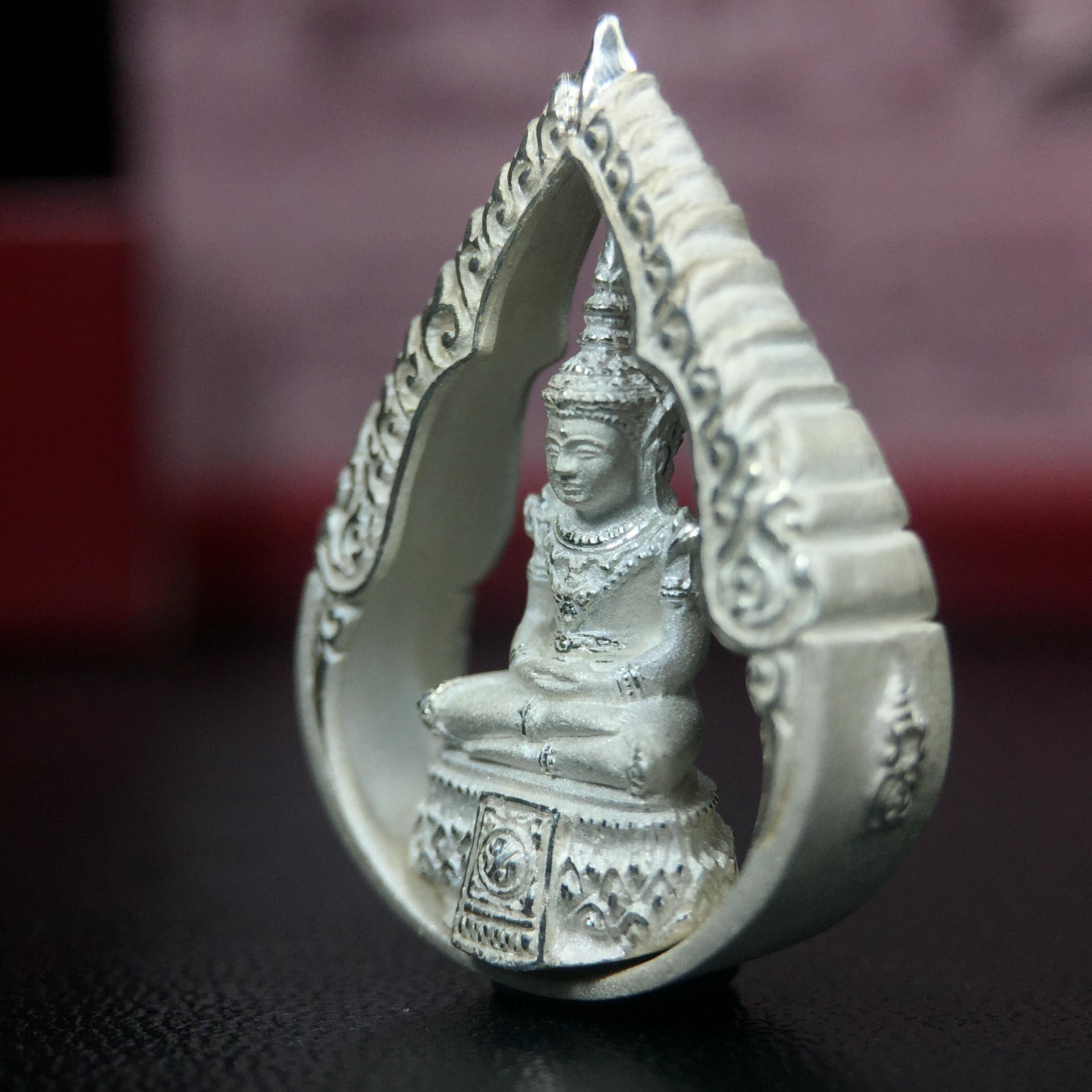 พระแก้วมรกต ภปร.(รุ่นแรก) ปี2545 รุ่นฉลองกรุงรัตนโกสินทร์ครบ 220 ปี พิมพ์ลอยองค์ทรงหยดน้ำ เนื้อเงินบริสุทธิ์ 92.5% ขนาด 18*27 มม. พร้อมกล่องบรรจุเดิม สวยครบสมบูรณ์(องค์หมายเลขสวย 1555)