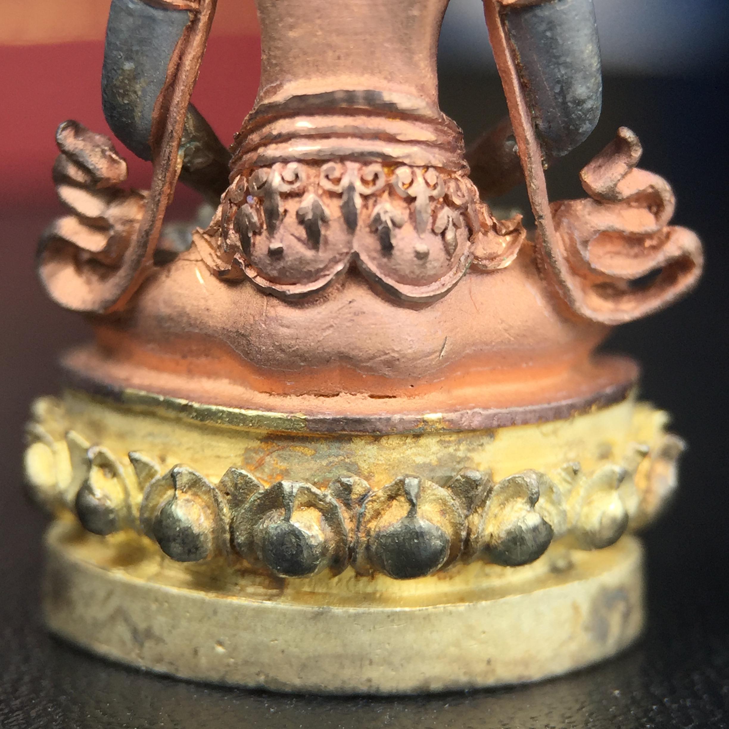 พระกริ่งอวโลกิเตศวร ( เจ้าแม่กวนอิม ) วัดโพธิ์แมนคุณาราม รุ่นอุดมโภคทรัพย์ พ.ศ.2539 เนื้อเงิน 3 กษัตริย์ พ่นทราย(ผิวเดิม ขึ้นสีรุ้งธรรมชาติ แบบนิยม เสน่ห์ของพระเนื้อเงิน) (พร้อมกล่องบรรจุการ์ดใบรับรองเดิมครบ) (อีกหนึ่งรุ่นยอดนิยม พุทธศิลป์สวยงดงาม)