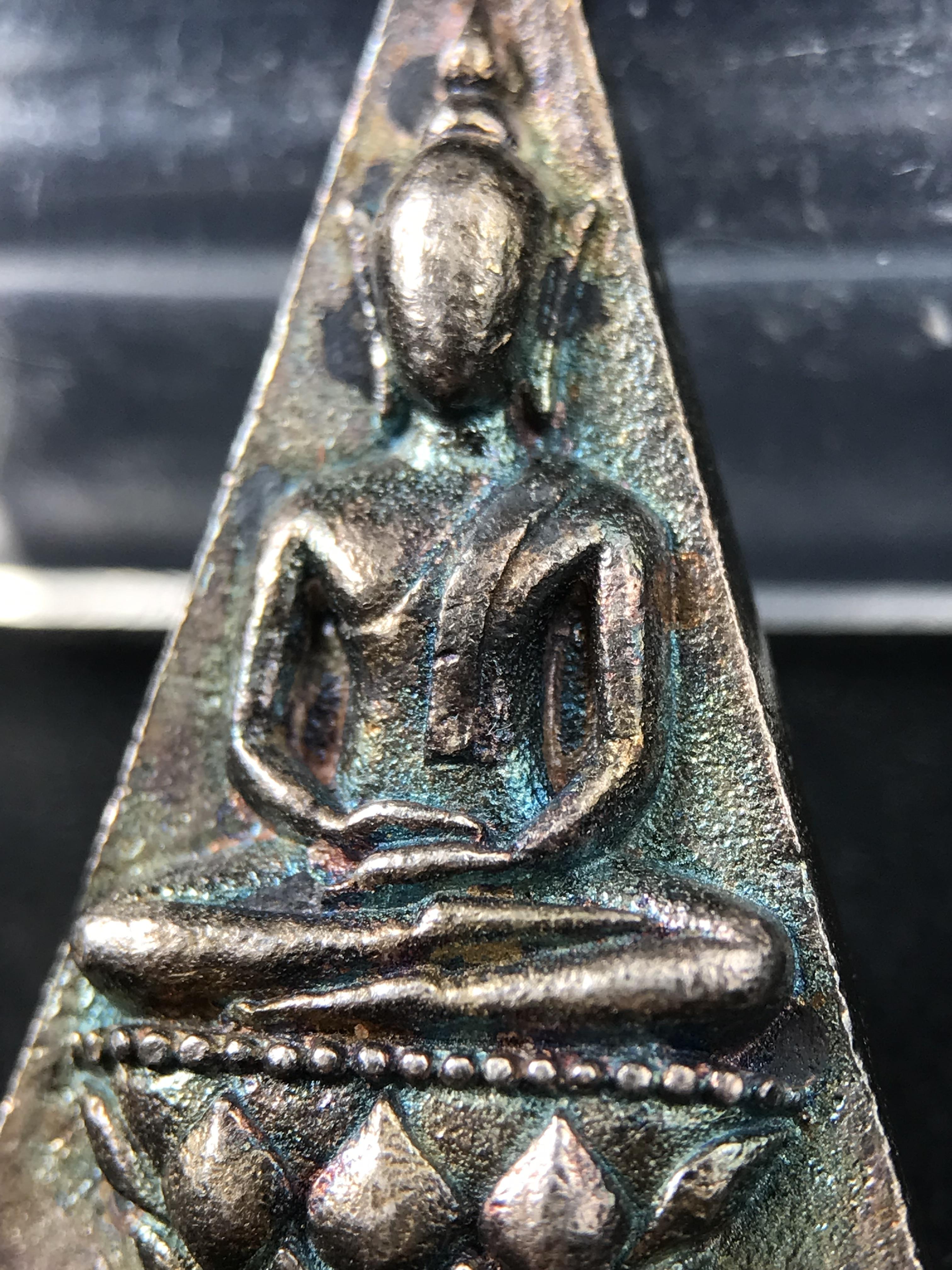 พระกำลังแผ่นดิน (สมเด็จจิตรลดา2) จัดสร้างเฉลิมพระเกียรติในหลวงรัชกาลที่ 9 ครองราชย์ 50 ปี 2539 เนื้อเงิน(ผิวเดิม รุ้งๆสวย(สร้างน้อยหายาก) (1ใน 2539 องค์)พร้อมกล่องบรรจุเดิมพระดี พิธีใหญ่ อีกหนึ่งรุ่นที่แนะนำ ***เนื้อเงินผิวแบบนี้หายากพบเจอน้อย***