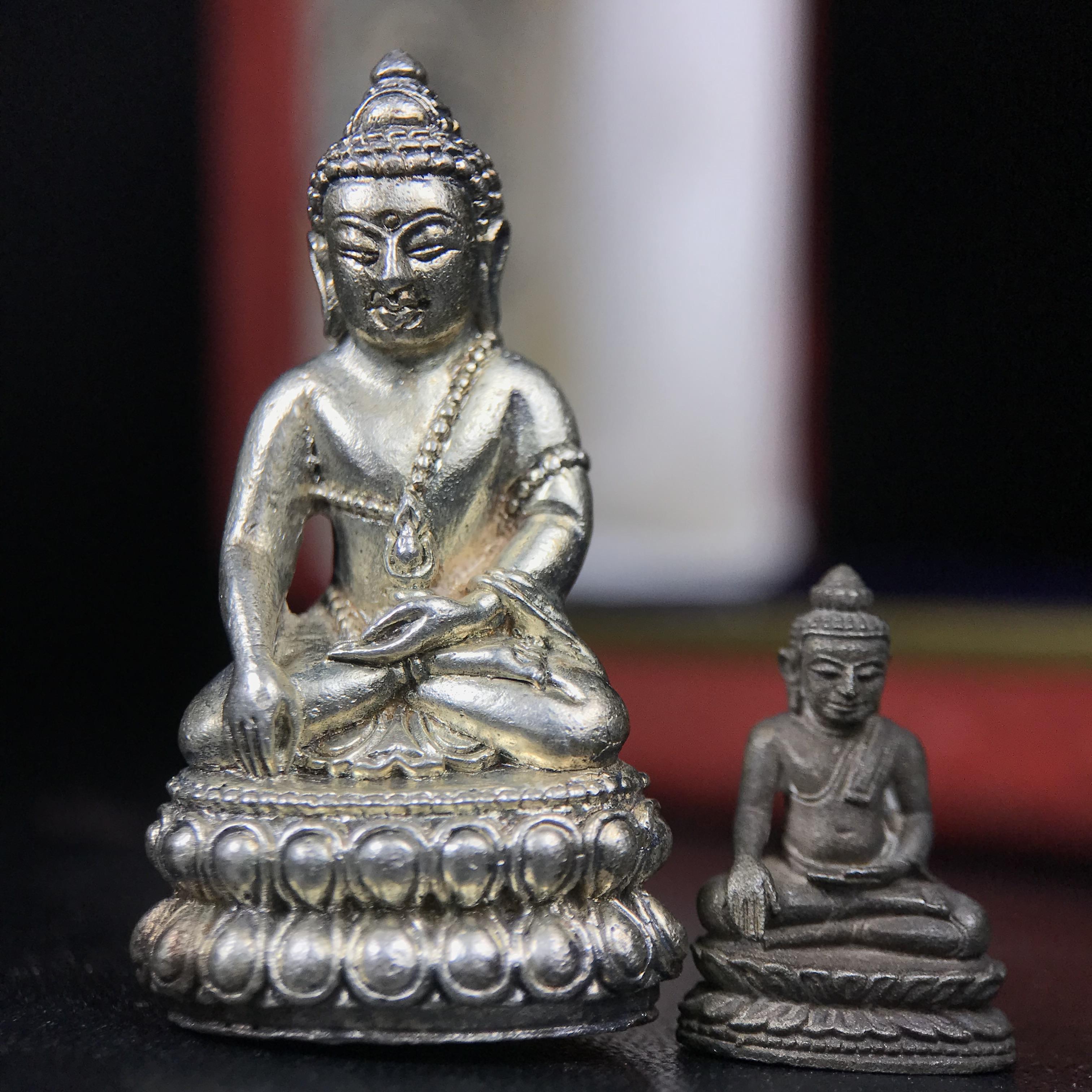 พระกริ่งฉลองพระชนมายุครบ 7 รอบ 84 พรรษา สมเด็จพระสังฆราช(วาสน์) วัดราชบพิธ พ.ศ.2525 เนื้อเงิน ผิวเดิมขึ้นน้ำทองสภาพสวยมาก ในกล่องชุดพิเศษกรรมการ พร้อมพระชัยวัฒน์ เนื้อนวโลหะ ครบชุดสมบูรณ์(งานแกะแม่พิมพ์โดย นายช่างเกษม มงคลเจริญ)(หายาก)