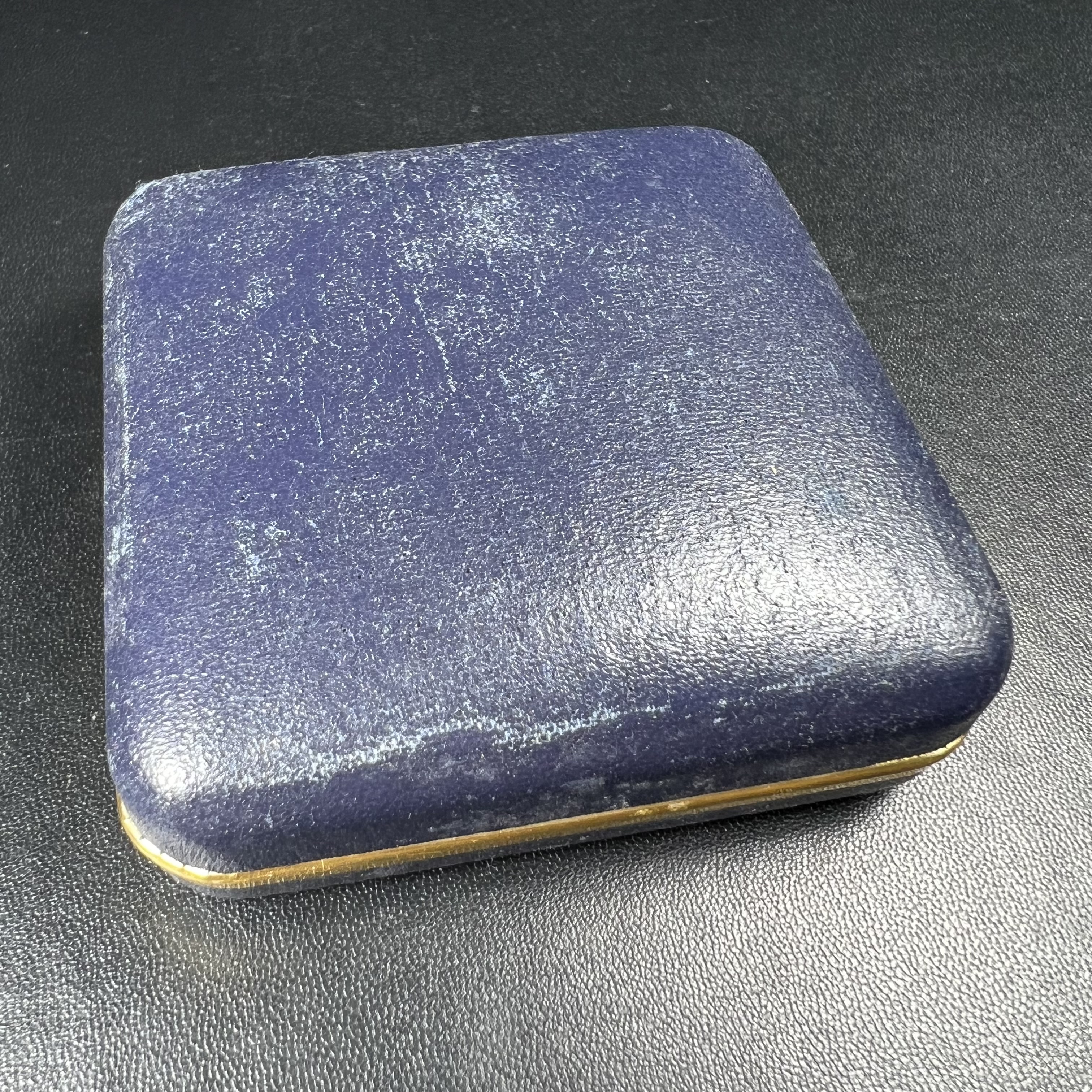 เหรียญหลวงพ่อเงิน หลัง พระครูพิบูลธรรมเวท หลวงพ่อเปรื่อง วัดบางคลาน เนื้อเงินแท้ ขัดเงา ขนาด 2.9 ซม. ประกอบพิธีมหาพุทธาภิเษก ณ อุโบสวัดหิรัญญาราม(วังตะโก) บางคลาน จ.พิจิตร เมื่อวันอังคารที่ 3 มี.ค.2541( เหรียญออกโดยโรงงานกษาปณ์ เพิร์ธ ประเทศออสเตรเลีย )