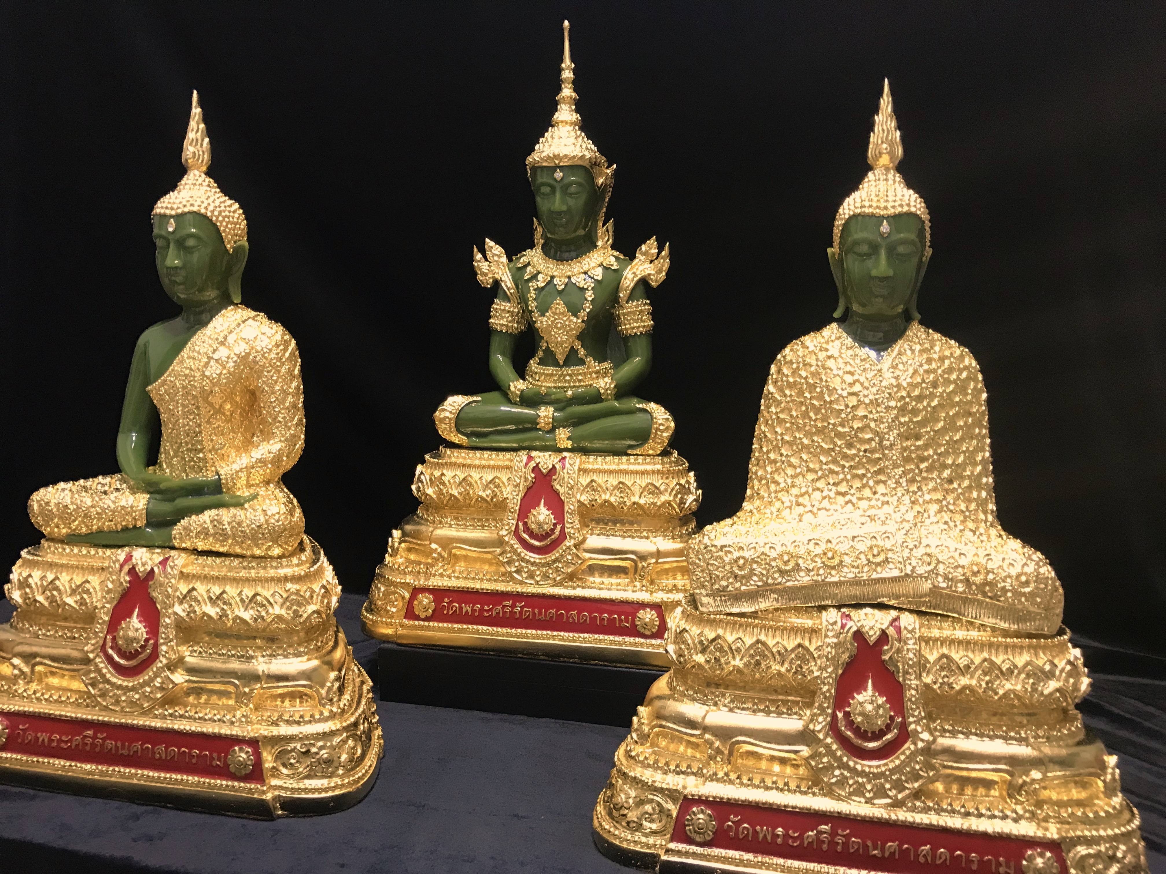 พระพุทธมหามณีรัตนปฏิมากร(พระแก้วมรกต) วัดพระศรีรัตนศาสดาราม สำนักพระราชวัง จัดสร้าง (บรรจุมวลสารใต้ฐาน)3ฤดู ขนาดหน้าตัก 9นิ้ว