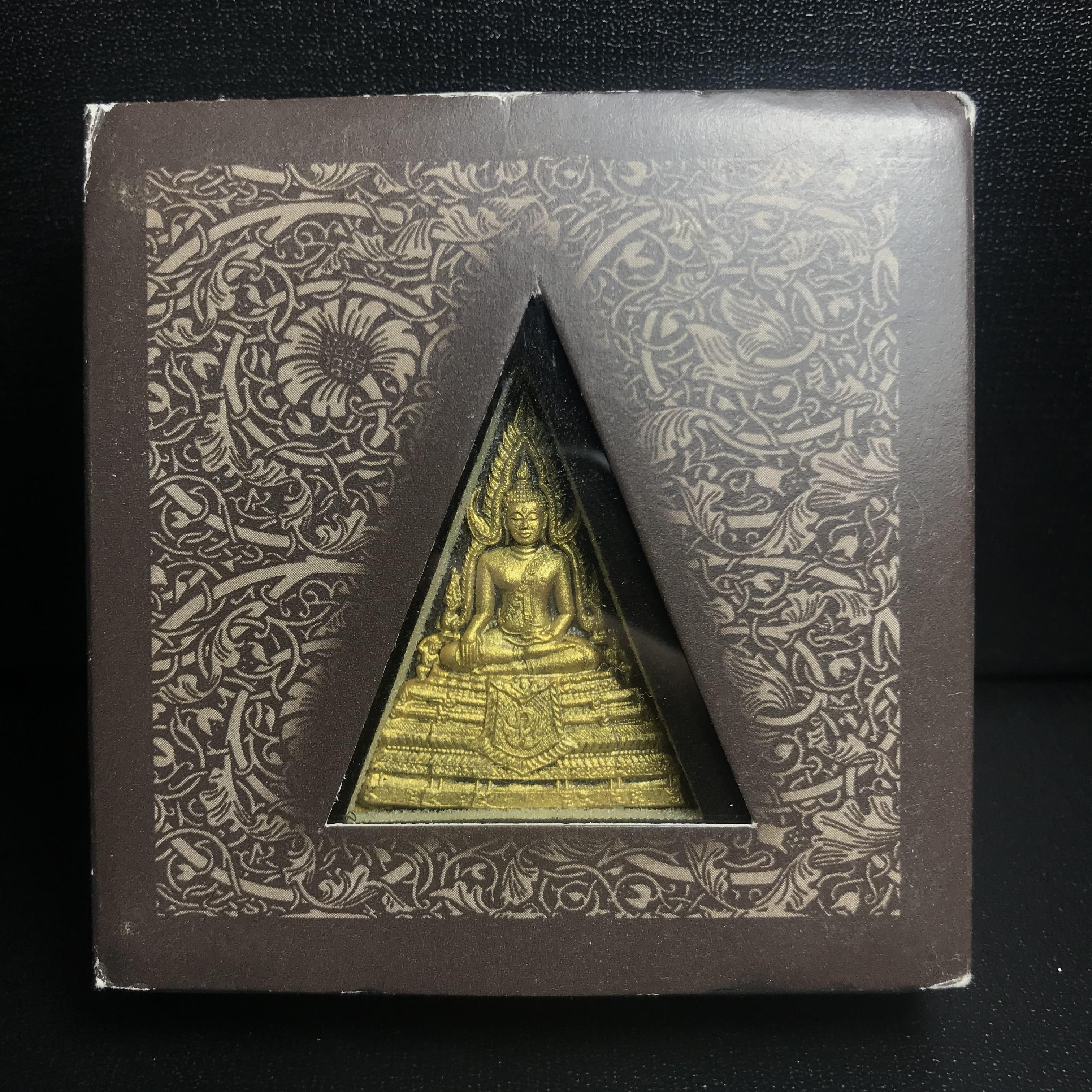 พระพุทธชินราช ภปร. โครงการ "เพราะแผ่นดินนี้ คือ แผ่นดินเกิด" ปี2548(รุ่นแรก) พระผงหลัง ภ.ป.ร. เงิน (พระราชทานเส้นพระเจ้า (เส้นผม)และมวลสารจิตรลดา)