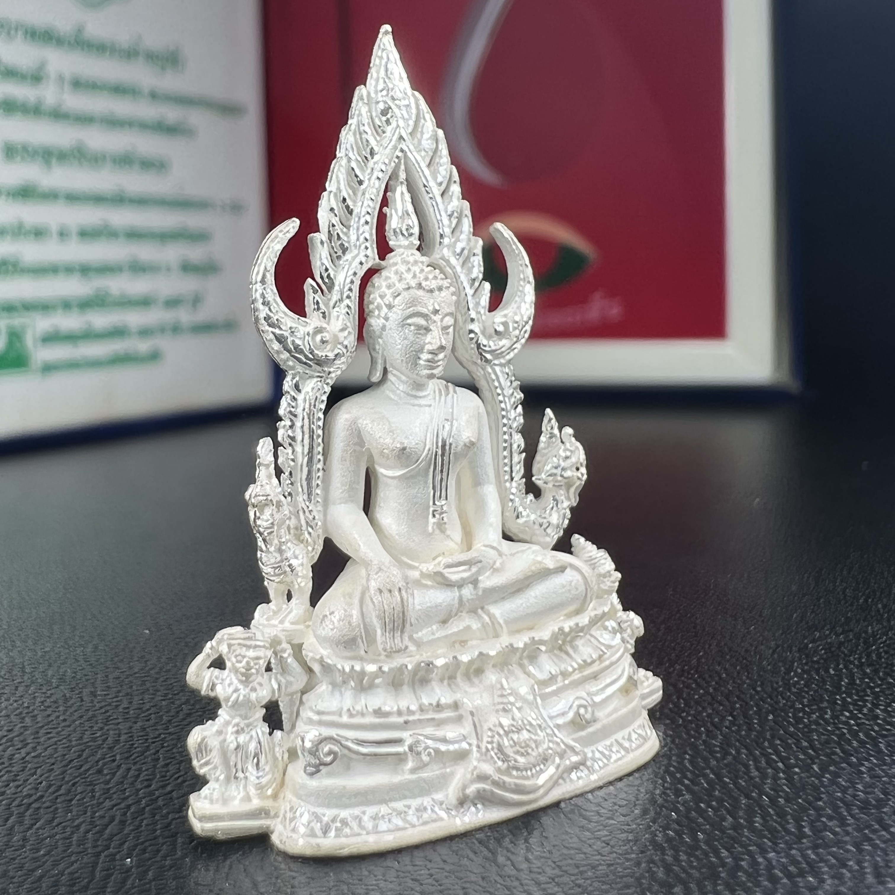 พระพุทธชินราช ภปร. ในวโรกาสพระราชพิธีมหามงคล เฉลิมพระชนมายุ6รอบ 5ธันวาคม2542 มูลนิธิพิทักษ์ดวงตาประชาชน จัดสร้าง เนื้อเงินแบบทรายนวลขัดเงาบางส่วน พิมพ์ใหญ่ ขนาดสูง 3.4 ซม. พร้อมกล่องบรรจุเดิม