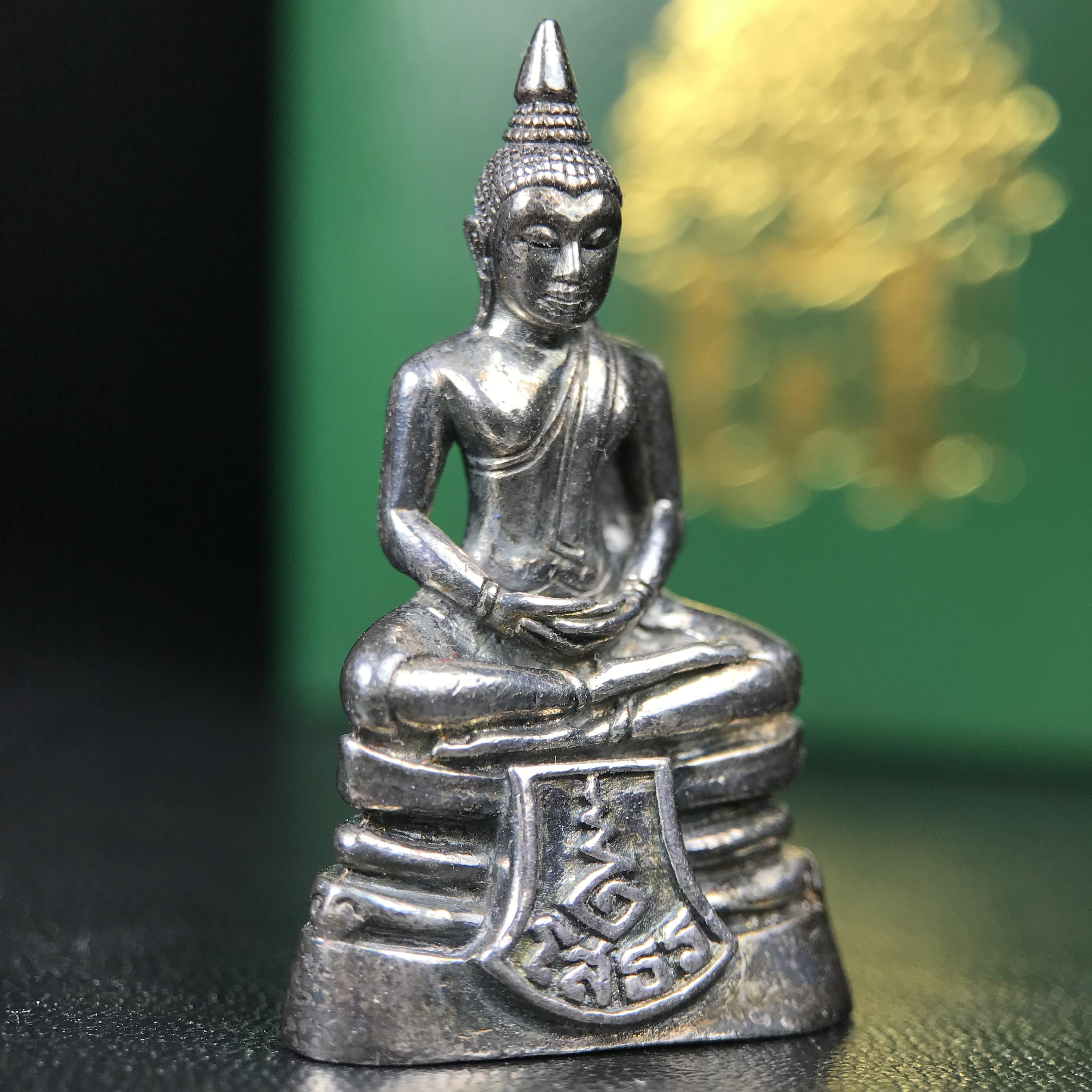 พระพุทธโสธร รุ่น กศก. 120 ปี เนื่องในโอกาสครบ 120 ปี กรมศุลกากร กระทรวงการคลัง จัดสร้าง ปี 2537 เนื้อเงินบริสุทธิ์ 99.9% ผิวขัดเงาลงดำ(เข้มขลัง)(งานบริษัท แพรนด้า จิวเวลรี่)สวยงดงาม ทรงคุณค่า