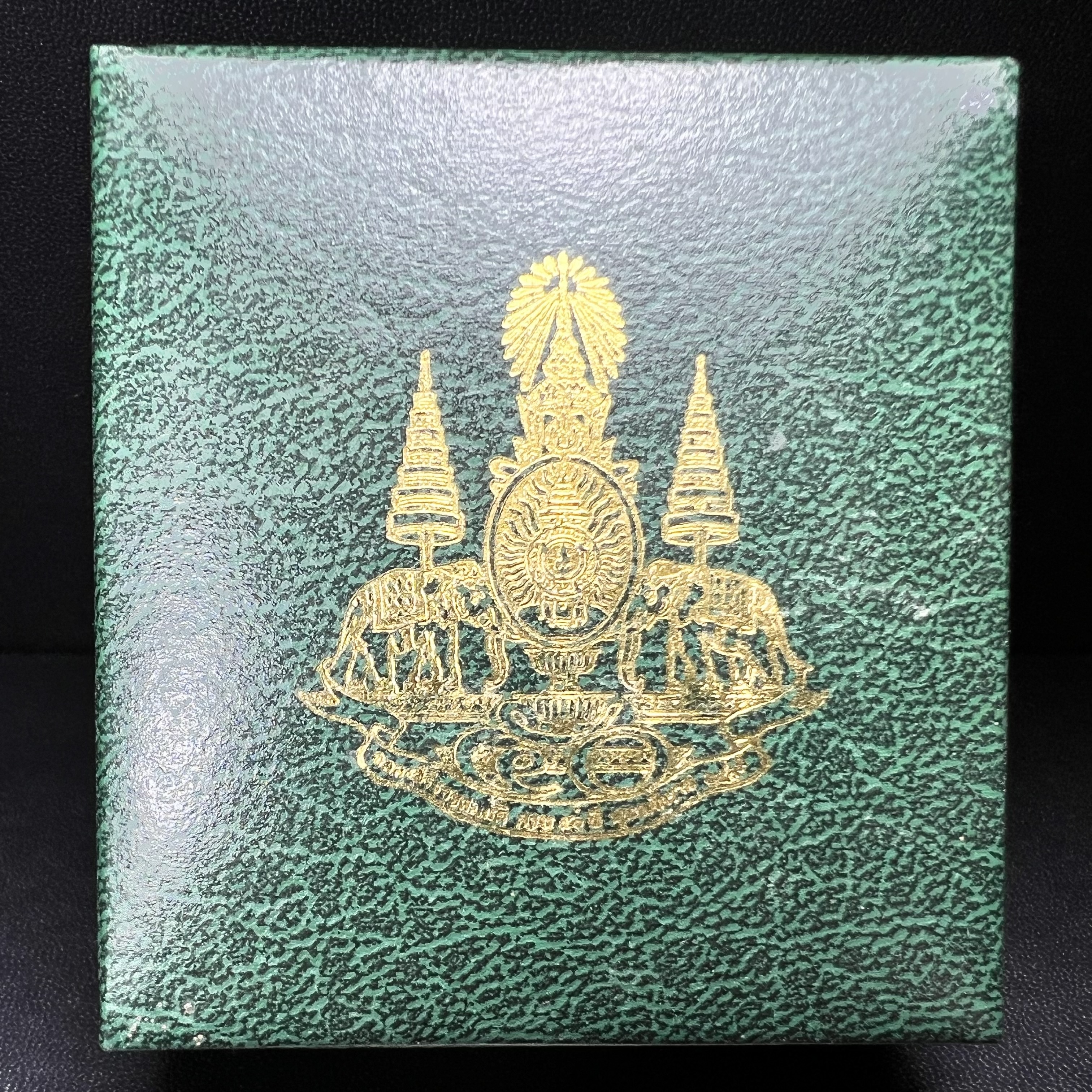 พระพุทธโสธร ภปร. รุ่นย้อนยุค สร้างพระอุโบสถ สมาคมชาวฉะเชิงเทรา จัดสร้าง ปี 2539 วโรกาสครองสิริราชสมบัติครบ 50 ปี เนื้อเงินชุบสามกษัตริย์ทรายนวลขัดเงาบางส่วน(สภาพผิวเดิม เก่าเก็บ) พร้อมกล่องบรรจุและใบรับรองเดิมครบ