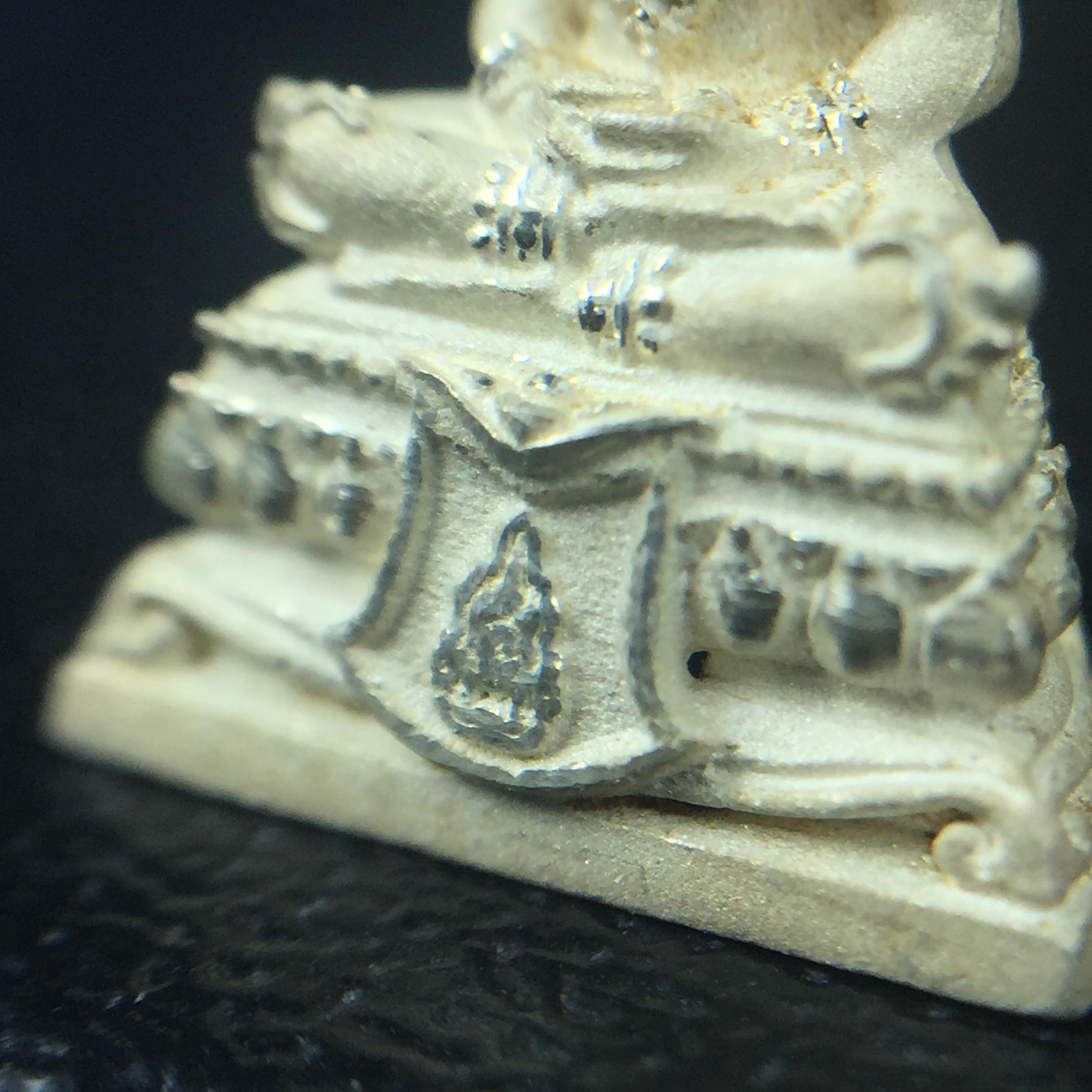 พระแก้วมรกต(จำลอง)ลอยองค์ ขนาดหน้าตัก 1/4 นิ้ว ทรงเครื่องฤดูร้อน เนื้อเงิน ตราสัญลักษณ์ฉลองสิริราชสมบัติครบ 60 ปี พ.ศ.2549