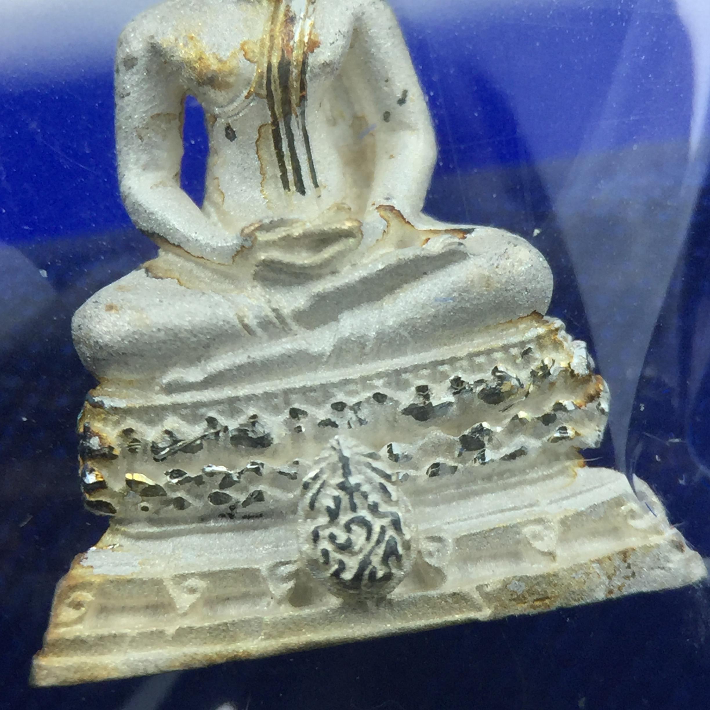 พระชัยวัฒน์พุทธสิหิงค์ ภปร. รุ่นสร้างหอพระธรรมศาสตร์ ปี2542 เนื้อเงิน(ผิวเดิม ซีนซองเดิม กล่องครบสวยสมบูรณ์) มหาพิธี 3วาระอันยิ่งใหญ่(ตอกโค๊ตและหมายเลข๔๕๕๕)(เลขสวย ท้ายเลขตอง)1ใน 10000 องค์