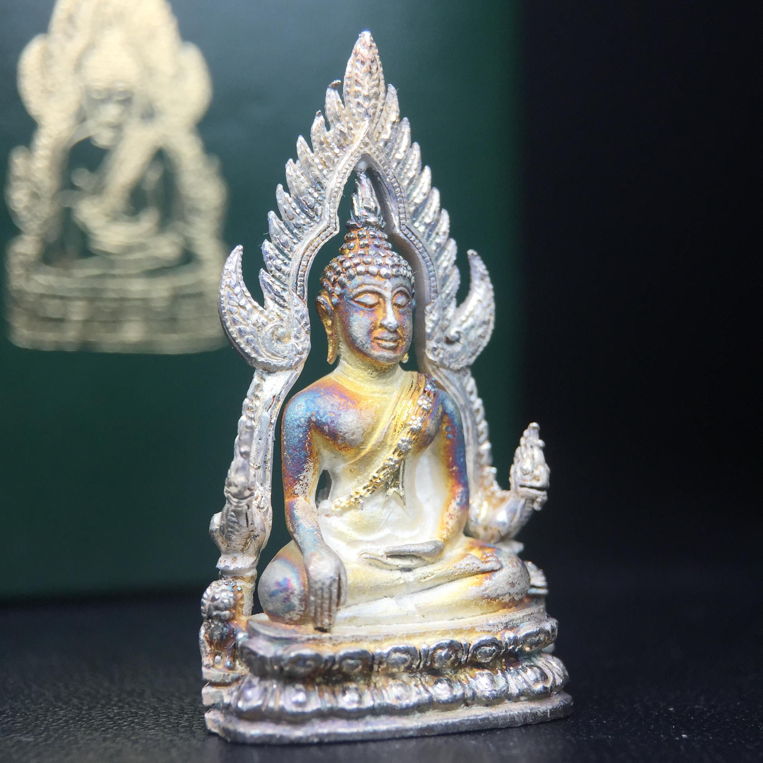 พระพุทธชินราช รุ่นมหาลาภ พิธีพุทธาภิเษกวัดพระศรีรัตนมหาธาตุวรมหาวิหาร จ.พิษณุโลก ปี 2540 เนื้อเงินบริสุทธิ์ 99.9% (นวลเงา)(สภาพผิวเดิมขึ้นสีรุ้ง สวยมากๆเสน่ห์พระเนื้อเงิน สีสันที่ธรรมชาติสรรค์สร้าง) พร้อมกล่องบรรจุเดิม (องค์หมายเลข 11411)(เลขกระจก)นิยม