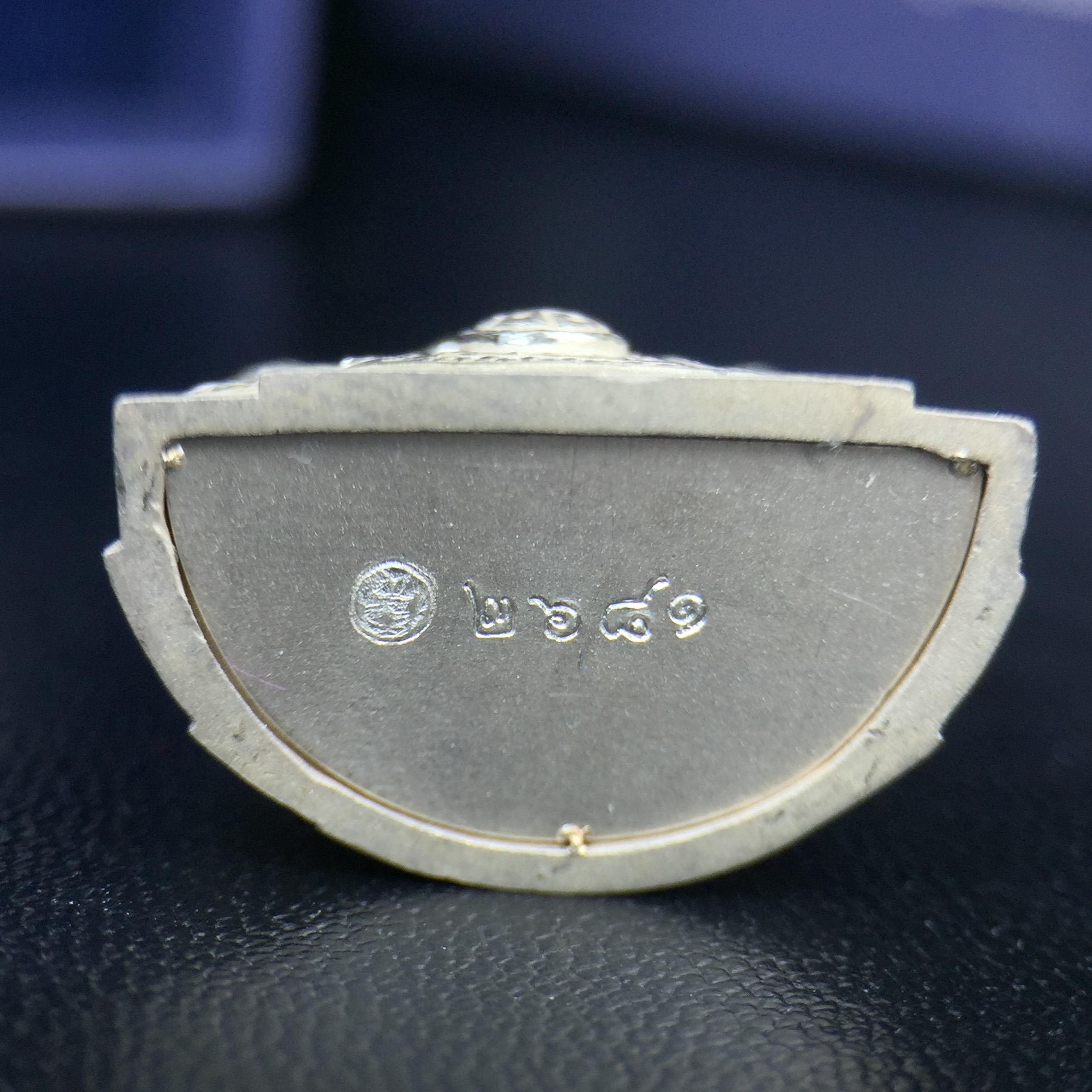 พระแก้วมรกต ภปร. ปี2547 จัดสร้างโดย รพ.ภูมิพลฯ เนื้อเงิน ลอยองค์ หน้าตัก 1/2 นิ้ว งดงามทรงคุณค่าอีกหนึ่งรุ่นยอดนิยม หายาก(1ใน3000องค์)