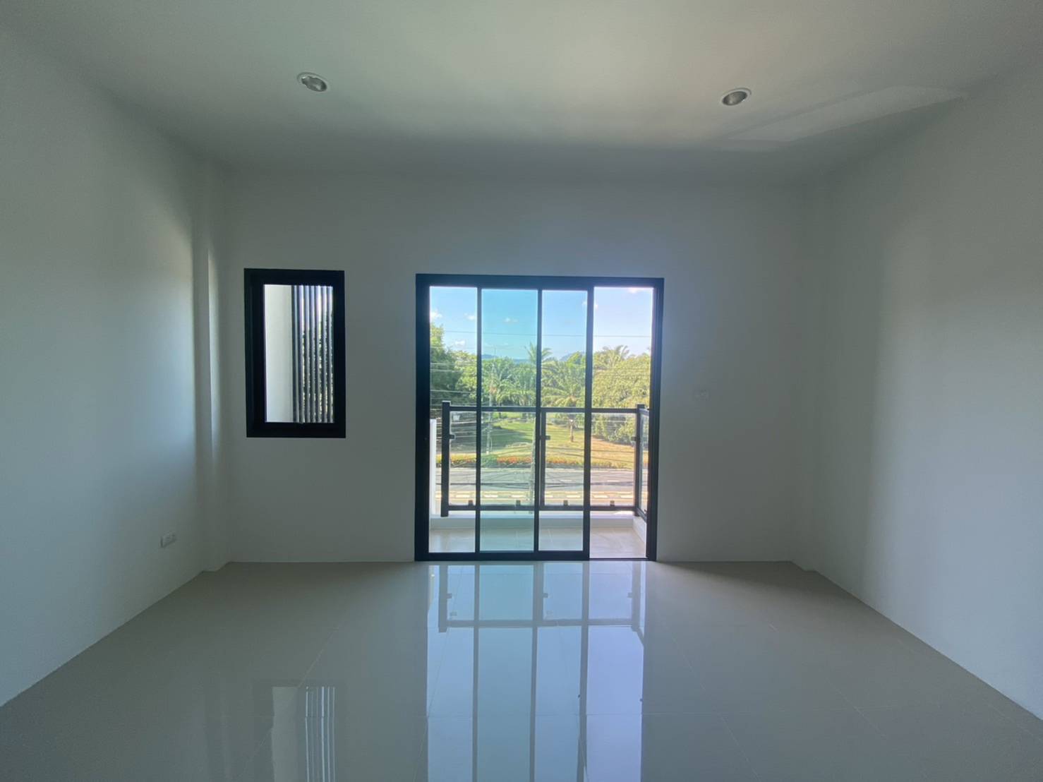 For Sales : Chaofah, 3-Storey Commercial Building, 3 Bedrooms 4 Bathrooms