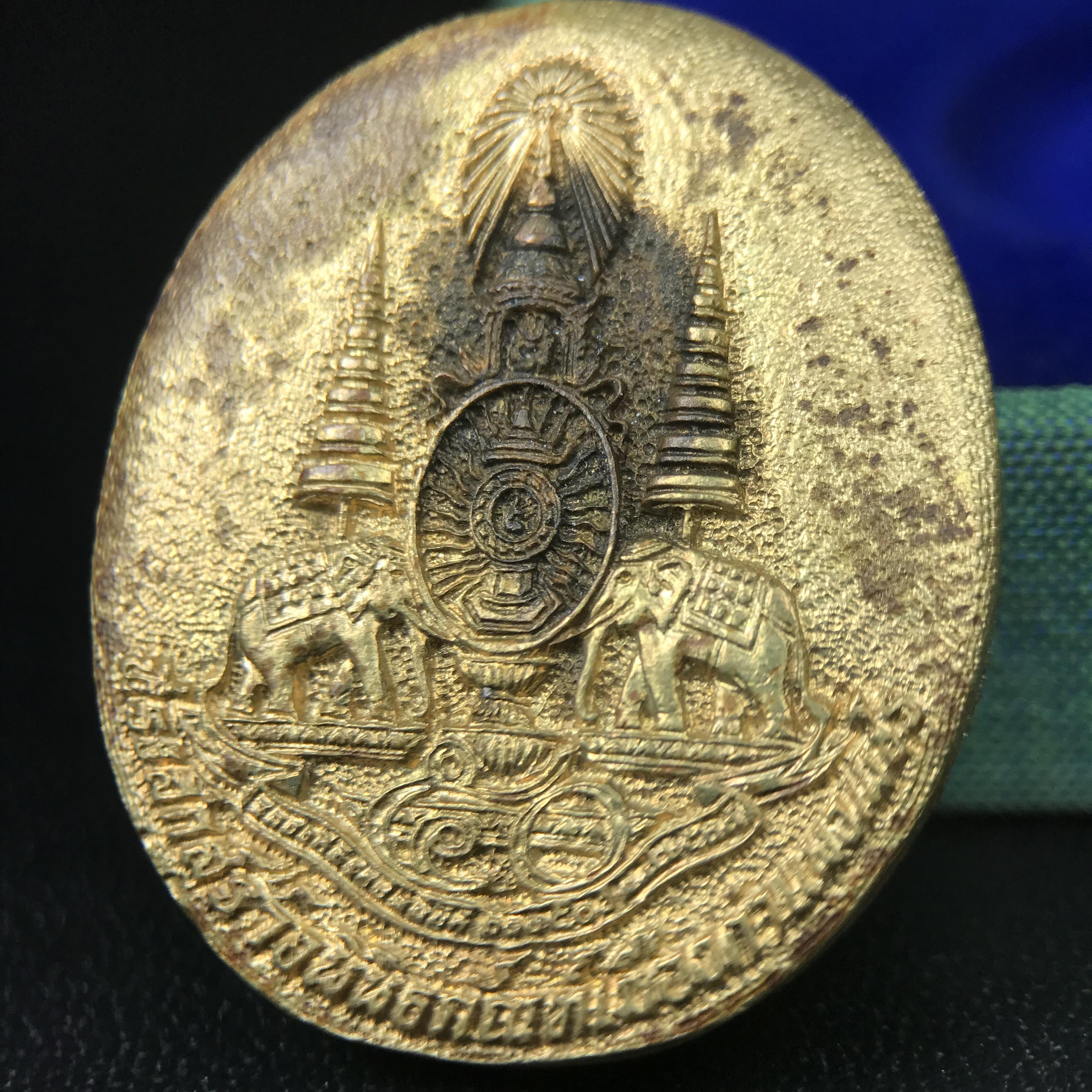 เหรียญรูปเหมือนพระญาณวิทยาคมเถร (หลวงพ่อคูณ ปริสุทโธ)ชุดกาญจนาภิเษกครองราชย์ครบ 50 ปี วัดบวรนิเวศวิหาร ปี พ.ศ. 2538 เนื้อบรอนซ์ทอง(จัดสร้างได้เหมือนหลวงพ่อคูณมาก มีรายละเอียดและความคมชัดสูง ลูกศิษย์ท่านไม่ควรพลาด วิจิตรศิลป์และพุทธศิลป์งดงาม)พิธีใหญ่