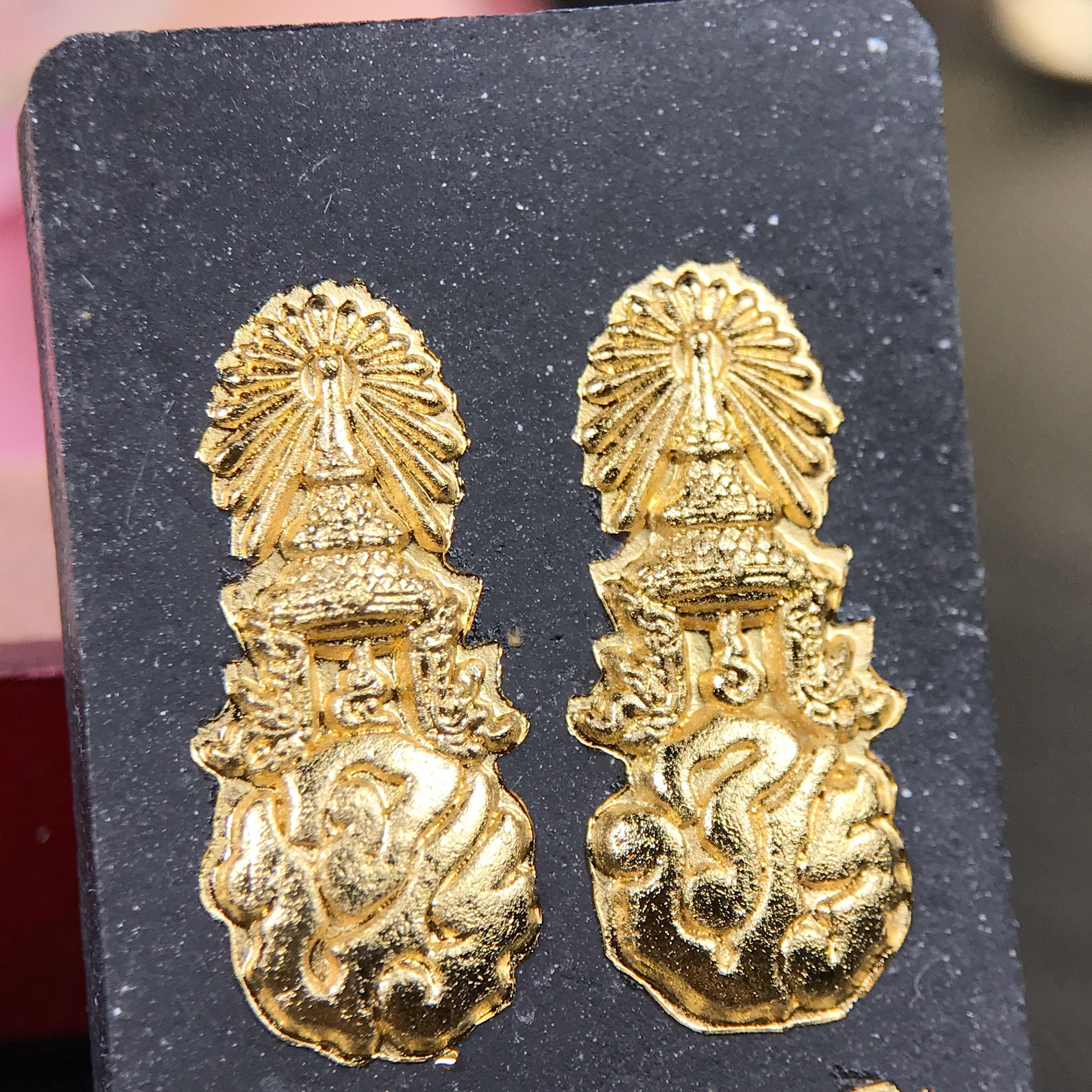 พระนิรันตรายสองกษัตริย์ มหาพุทธานุภาพแห่งแผ่นดิน ปี2552 "พระผู้ปกป้องคุ้มครองจากภัยอันตรายทั้งปวง" พระผงพิมพ์สมเด็จหน้าปัดทองสีดำด้านหลังปัดทอง เชิญอักษรพระปรมาภิไธยสองกษัตริย์(จปร.และ วปร.) พร้อมกล่องบรรจุเดิมครบชุด