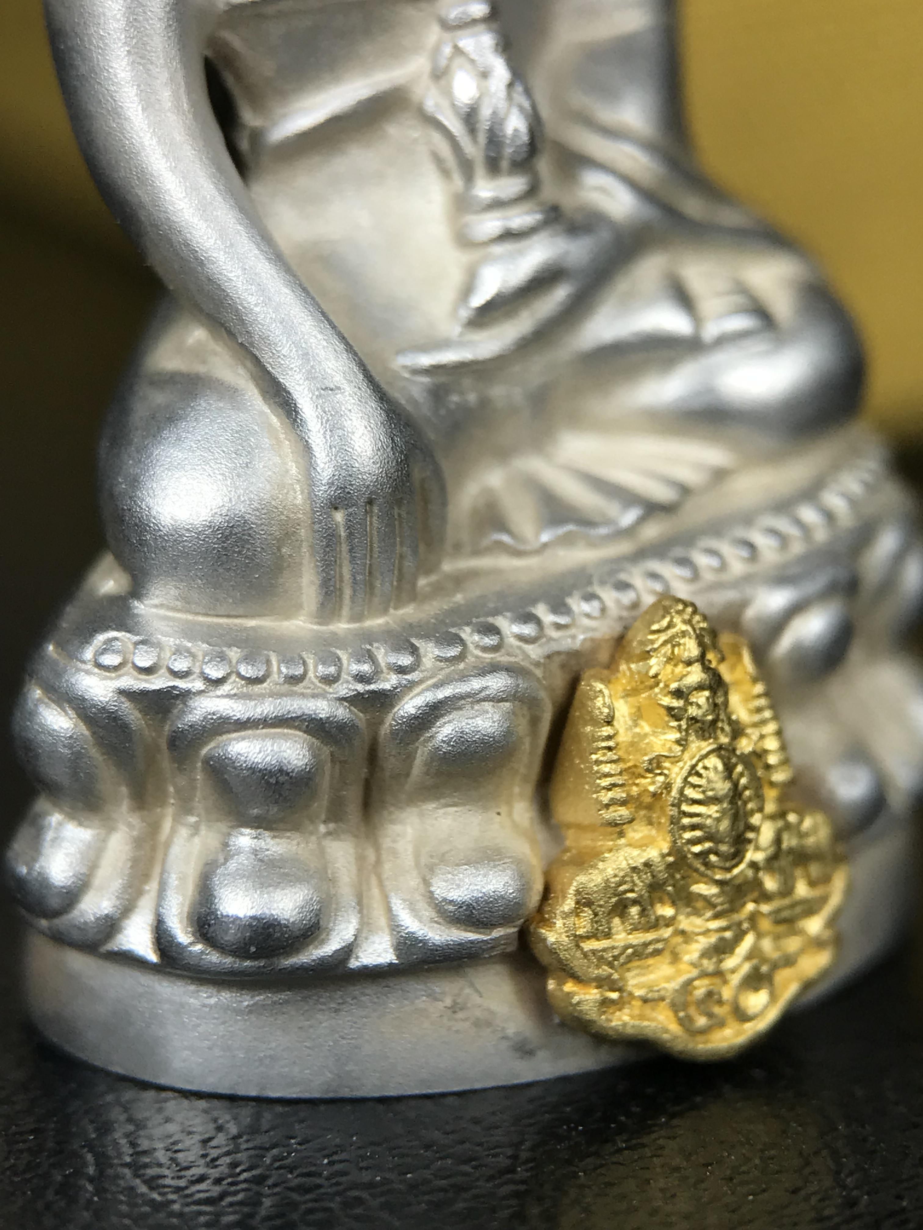 พระกริ่งสมเด็จญาณ วัดบวรนิเวศวิหาร เนื้อเงินบริสุทธิ์ 92.5% ตรากาญจนาภิเษกทองคำ(เนื้อทองคำแท้) พระราชทานแจกเมื่อ 3 ตุลาคม 2538 จัดสร้างในวโรกาส สมเด็จพระญาณสังวร สมเด็จพระสังฆราช ฉลองพระชนมายุครบ 82 พรรษา และฉลองครองราชสมบัติครบ 50 ปี รัชกาลที่ 9 (หายาก)