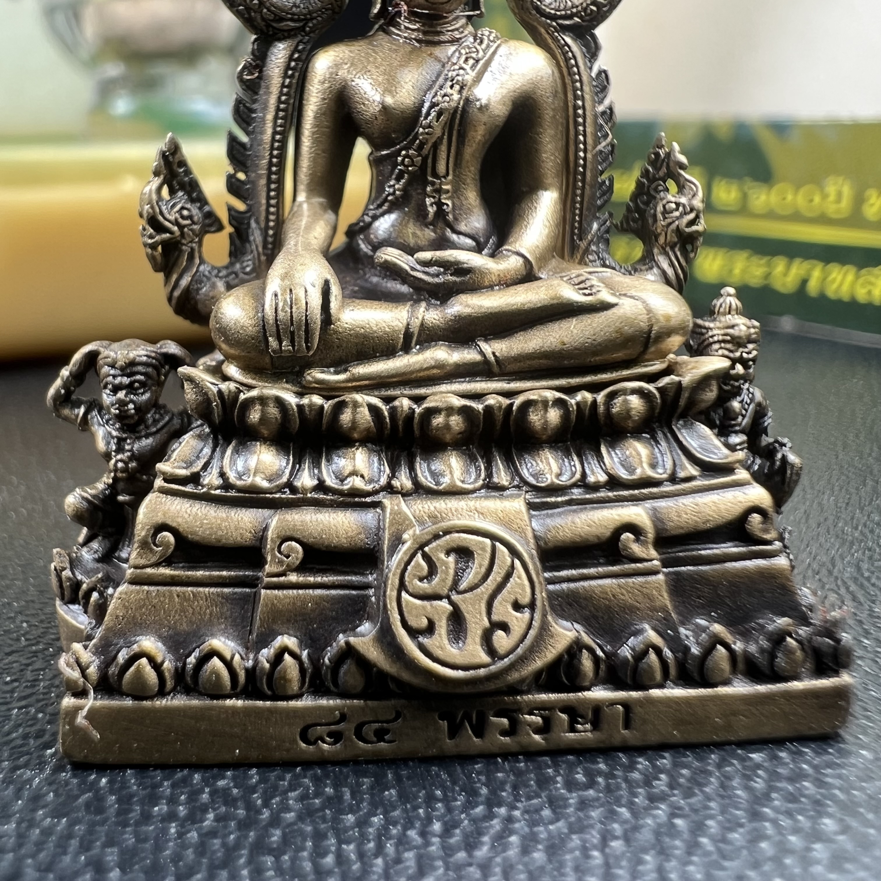 พระพุทธชินราช(จำลอง) ภปร. 84 พรรษา ปี 2554 เนื้อบรอนซ์รมดำซาติน พิมพ์กลางขนาดหน้าตัก 1/2 นิ้ว(พระราชทานมวลสาร จิตรลดาและเส้นพระเจ้า(เส้นผม)รัชกาลที่9)พุทธศิลป์ทรงคุณค่าอีกหนึ่งรุ่นยอดนิยม