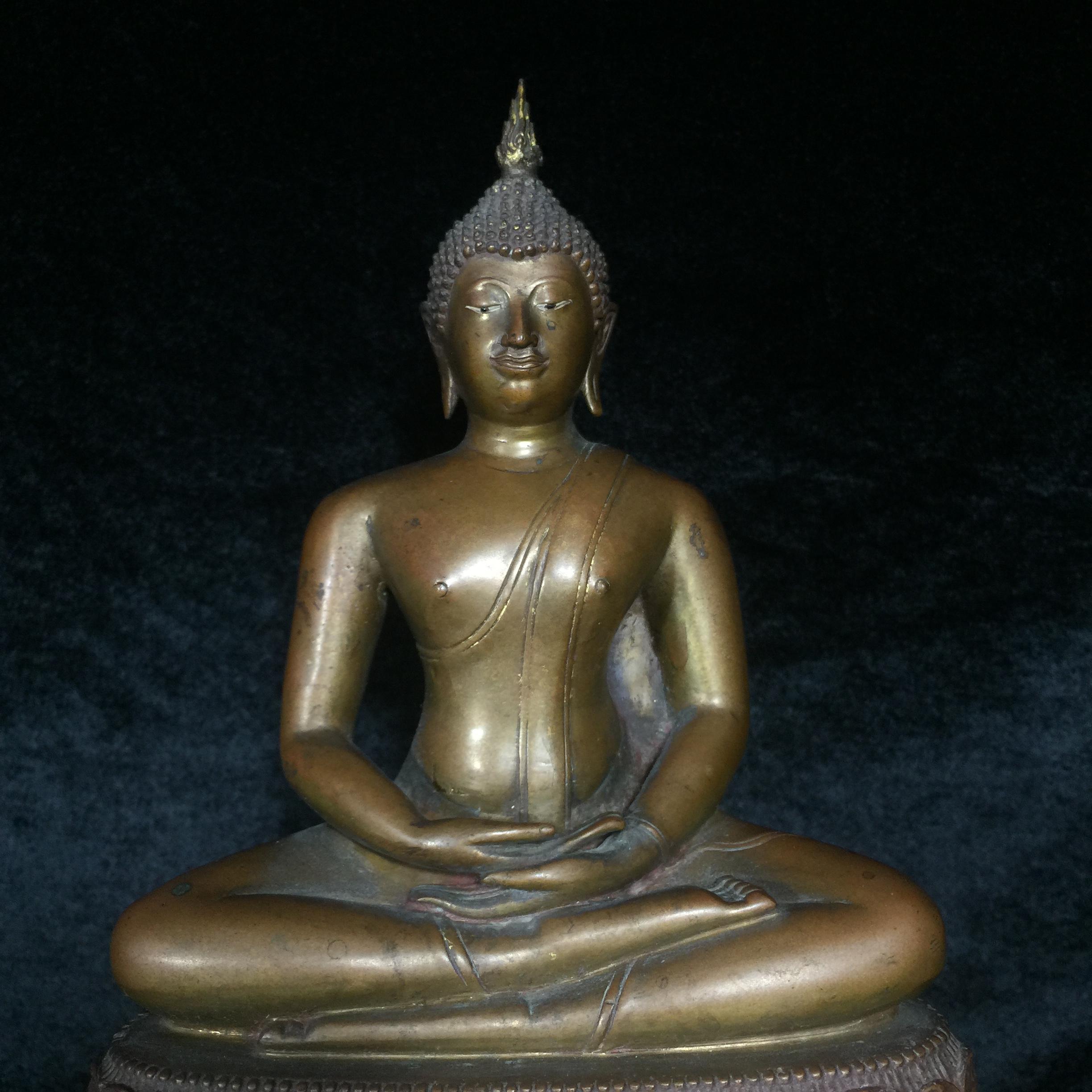 พระพุทธธรรมทิฐิศาสดา 50 ปี ธรรมศาสตร์ ปี 2527 หน้าตัก 5 นิ้ว 2 ถอด (ในหลวงรัชกาลที่9เสด็จในพิธีเททอง)(1ใน 1600 องค์)