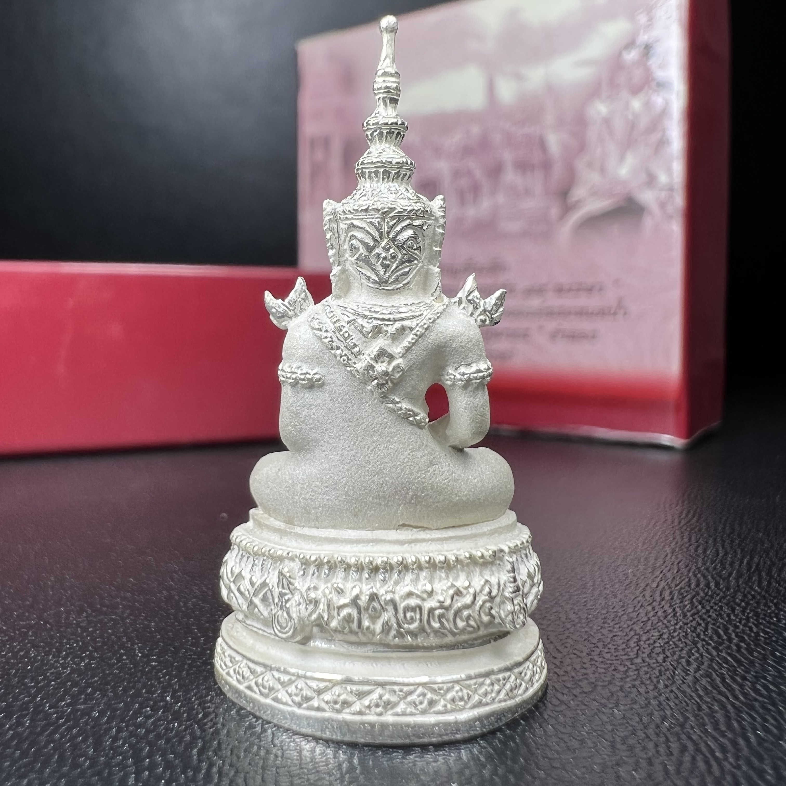 พระแก้วมรกต ภปร.(รุ่นแรก) ปี2545 รุ่นฉลองกรุงรัตนโกสินทร์ครบ 220 ปี พิมพ์ลอยองค์ใหญ่ เนื้อเงินบริสุทธิ์ 92.5% ขนาด 19*35 มม. พร้อมกล่องบรรจุดิม สวยครบสมบูรณ์