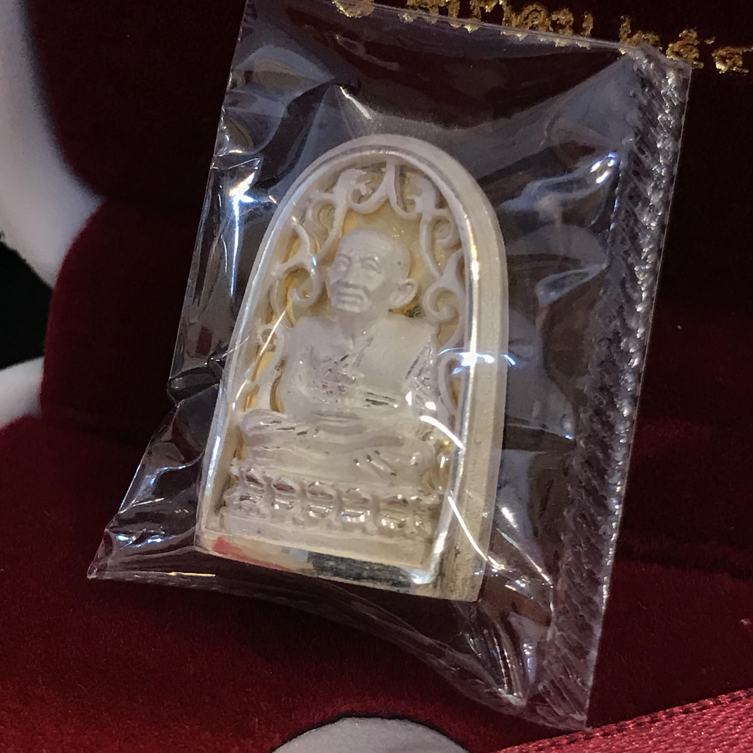 เหรียญหลวงปู่ทวด เนื้อเงินพิมพ์ทรงพระรอดฉลุลายสวยงาม ตอกโค๊ตมีหมายเลข รุ่น มงคลบารมี วัดประสาทบุญญาวาส ปี 2545