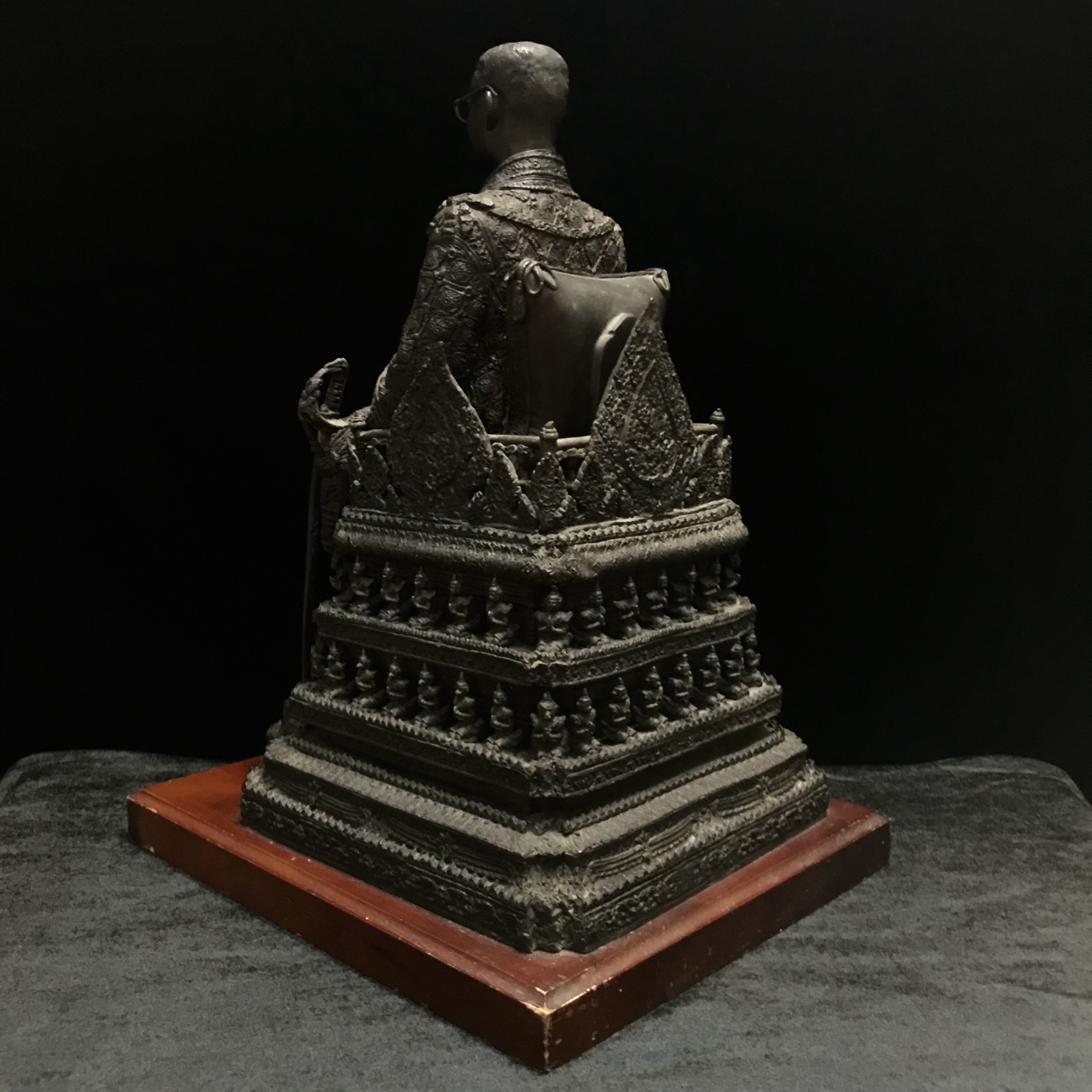 พระบรมรูปพระบาทสมเด็จพระเจ้าอยู่หัวรัชกาลที่9(นั่งบัลลังก์) กระทรวงมหาดไทยจัดสร้าง ปี2539(นิยม)