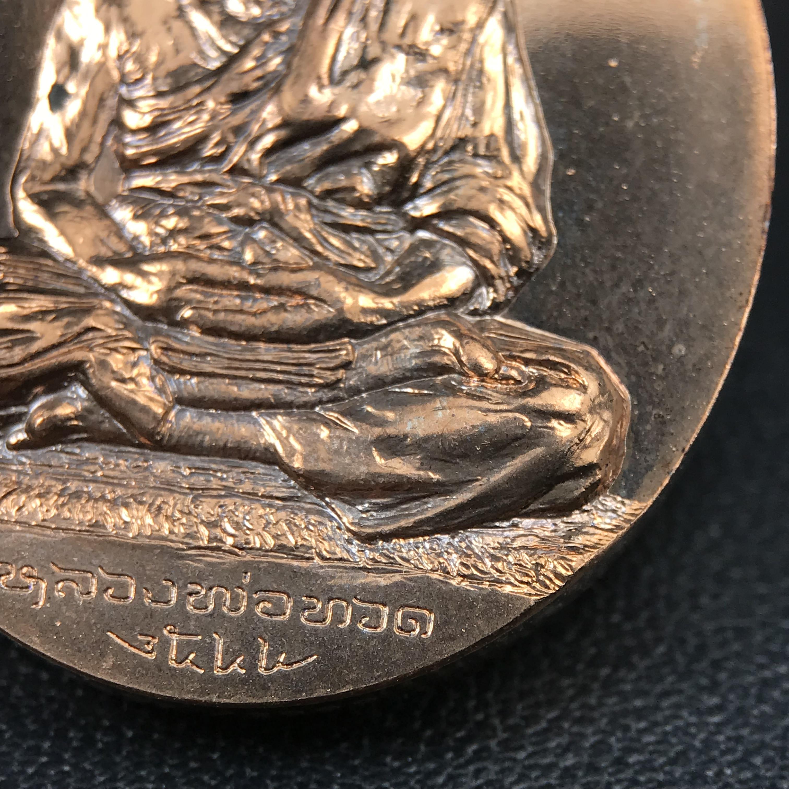 หลวงพ่อทวด พระนามาภิไธย สก. วัดห้วยมงคล จ.ประจวบคีรีขันธ์ ปี 2544(รุ่นแรก) เหรียญเนื้อนวโลหะ(Thai Bonze) ผลิตโดยโรงกษาปณ์ โมเน่ร์เดอปารีส ประเทศฝรั่งเศส สวยงดงามสภาพสวยกล่องใบรับรองครบสมบูรณ์(คุ้มครองแคล้วคลาด พิธีใหญ่) องค์หมายเลข 1807 (1 ใน 2999 เหรียญ)