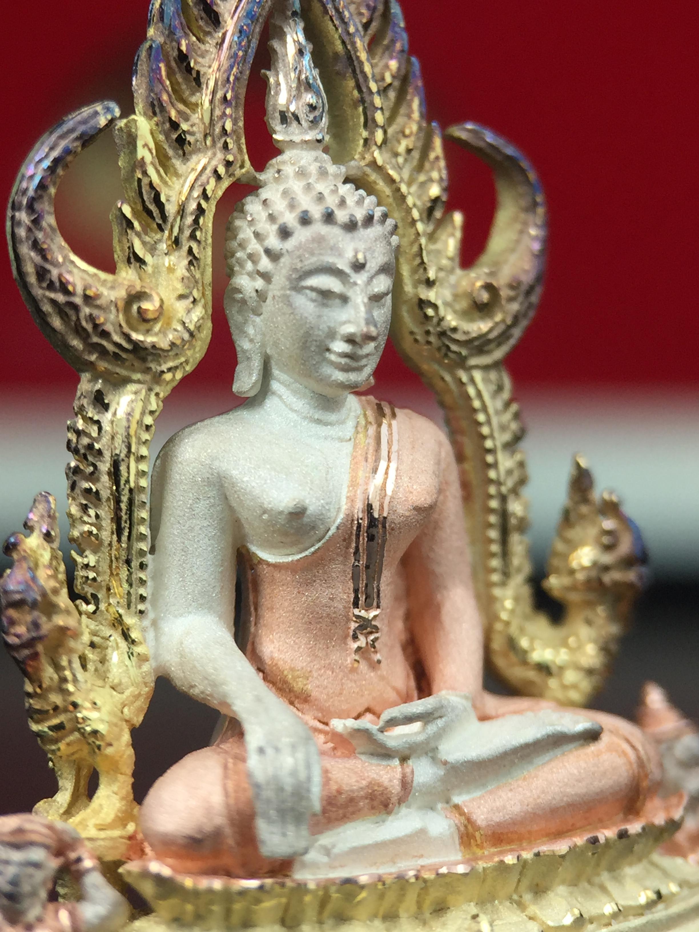 พระพุทธชินราช ภปร. ในวโรกาสพระราชพิธีมหามงคล เฉลิมพระชนมายุ6รอบ 5ธันวาคม2542 มูลนิธิพิทักษ์ดวงตาประชาชน จัดสร้าง เนื้อเงินบริสุทธิ์ 99.9% แบบสามกษัตริย์ขัดเงาบางส่วน พิมพ์ใหญ่ ขนาดสูง 3.4 ซม. พร้อมกล่องบรรจุเดิม