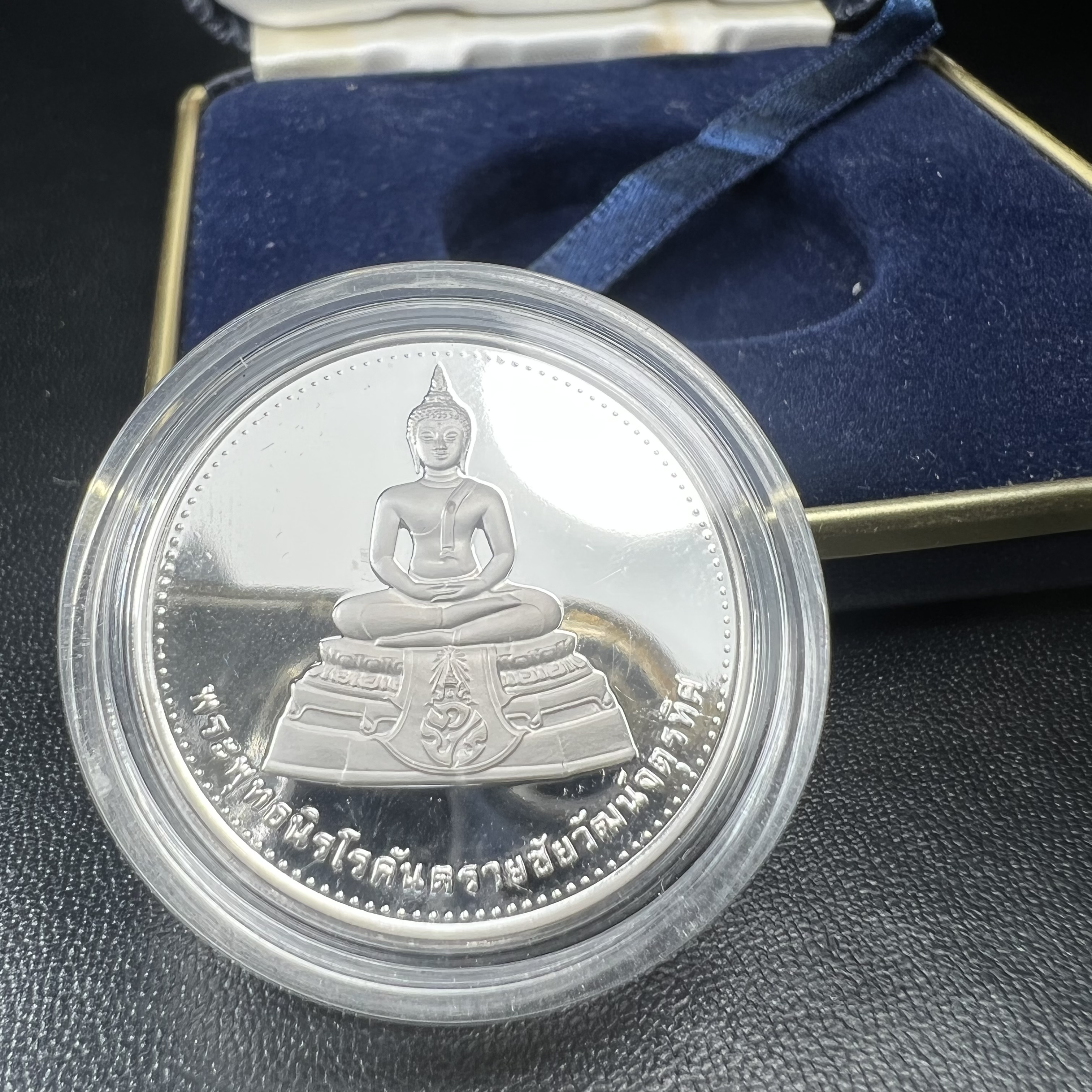 เหรียญพระพุทธนิรโรคันตรายชัยวัฒน์จตุรทิศ ภปร. วัดมงคลชัยพัฒนา จ.สระบุรี ปี2539 จัดสร้างโดย มูลนิธิชัยพัฒนา เนื้อเงินขัดเงา พิมพ์ใหญ่ ขนาด 3 ซม.มหาพุทธาภิเษก ณ.วัดพระศรีรัตนศาสดาราม(วัดพระแก้ว)ในพระบรมมหาราชวัง พ.ศ.2539พร้อมกล่องบรรจุเดิม สภาพสวย