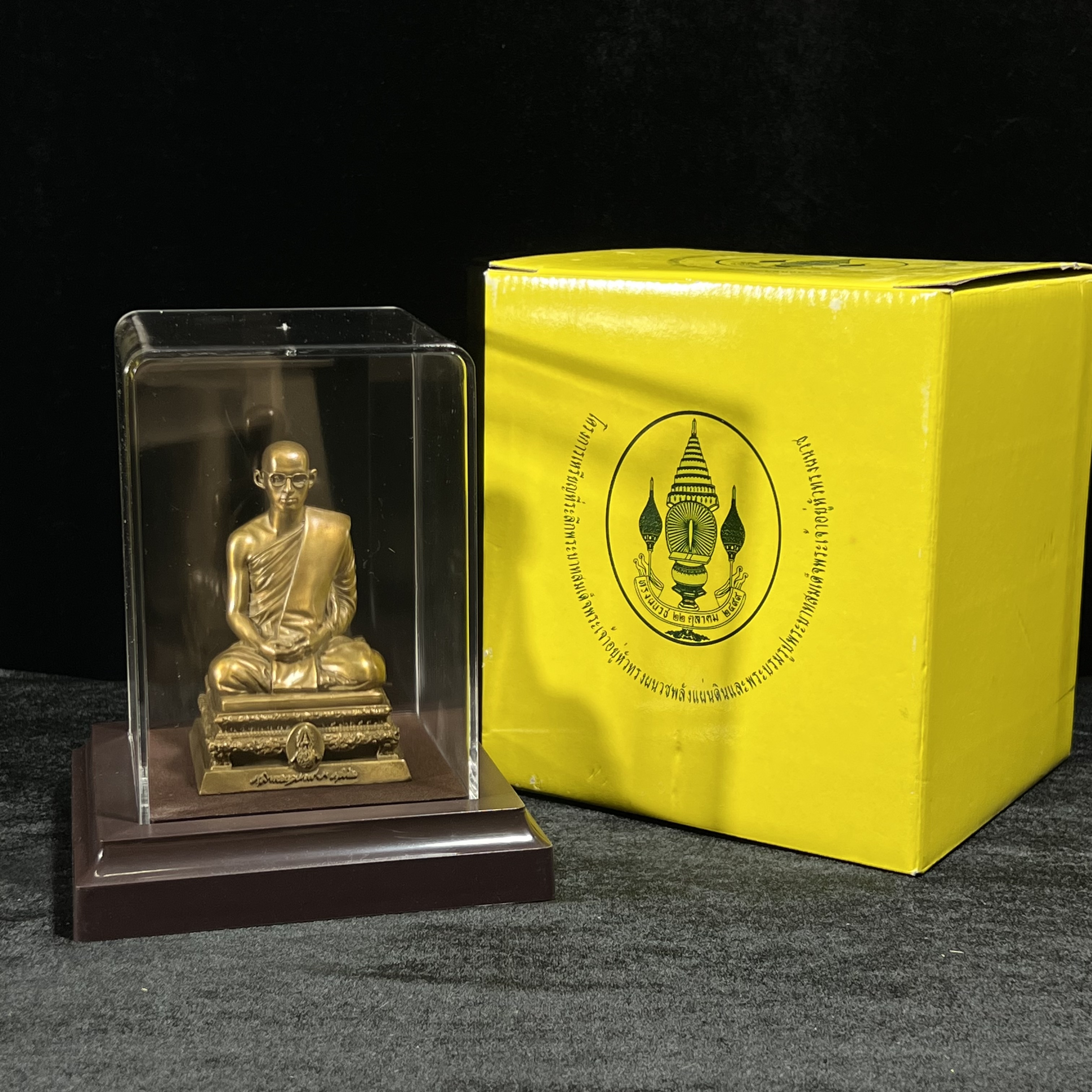 พระบรมรูปพระบาทสมเด็จพระเจ้าอยู่หัวรัชกาลที่9 ทรงผนวช(หน้าตัก2นิ้ว) เนื่องในโอกาสมหามงคลเฉลิมพระชนมพรรษา 7 รอบ 84 พรรษา 5 ธันวาคม 2554 (ใต้ฐานบรรจุผงจิตรลดามหามงคล และเส้นพระเจ้า ร.9)(คัดสภาพสวย แบบนิยม พร้อมครอบกล่องเดิมครมสมบูรณ์)