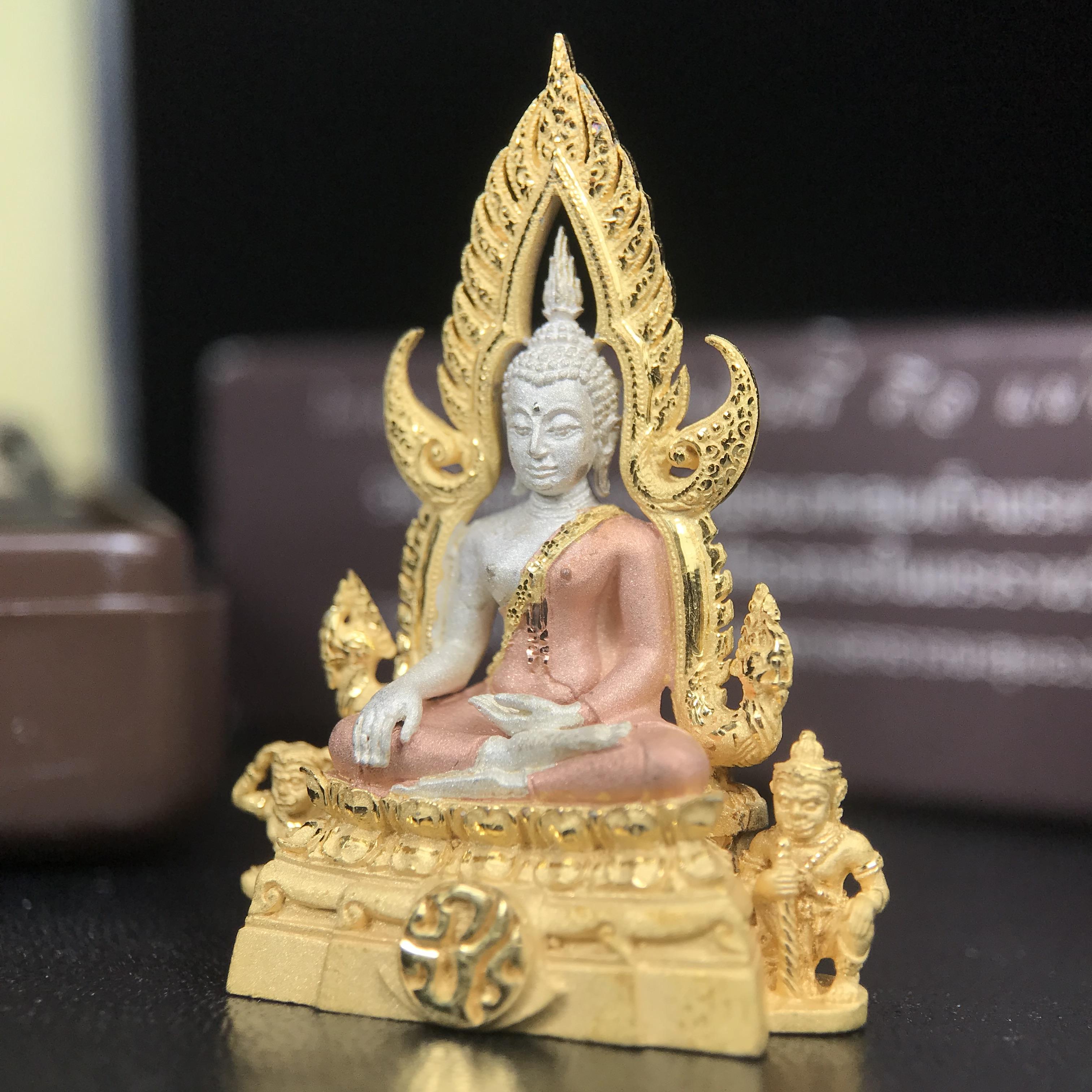 พระพุทธชินราช ภปร. โครงการ "เพราะแผ่นดินนี้ คือ แผ่นดินเกิด" ปี 2548(รุ่นแรก) ลอยองค์เนื้อเงินสามกษัตริย์ หน้าตัก 1/2 นิ้ว (ขนาด 3.5 x 2.5 ซม.) พุทธศิลป์งดงามทรงคุณค่า รุ่นยอดนิยม(องค์หมายเลข ๘๘๔๖)