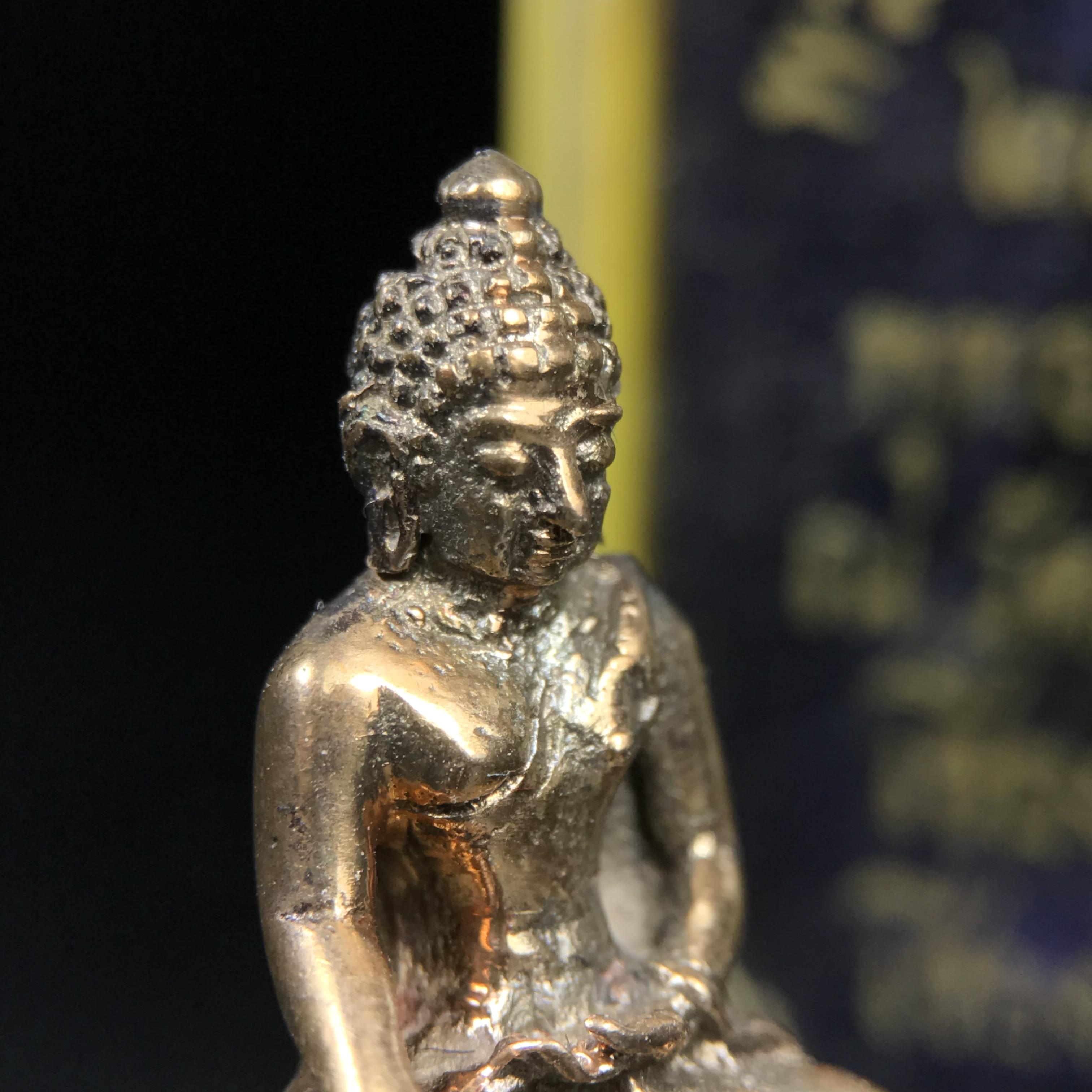 พระกริ่งสิงห์หนึ่งดอยตุง(ก้น ช) เนื้อนวโลหะ รุ่นบูรณะพระธาตุดอยตุง พ.ศ. 2516 สภาพสวยกล่องเดิม(หายาก)