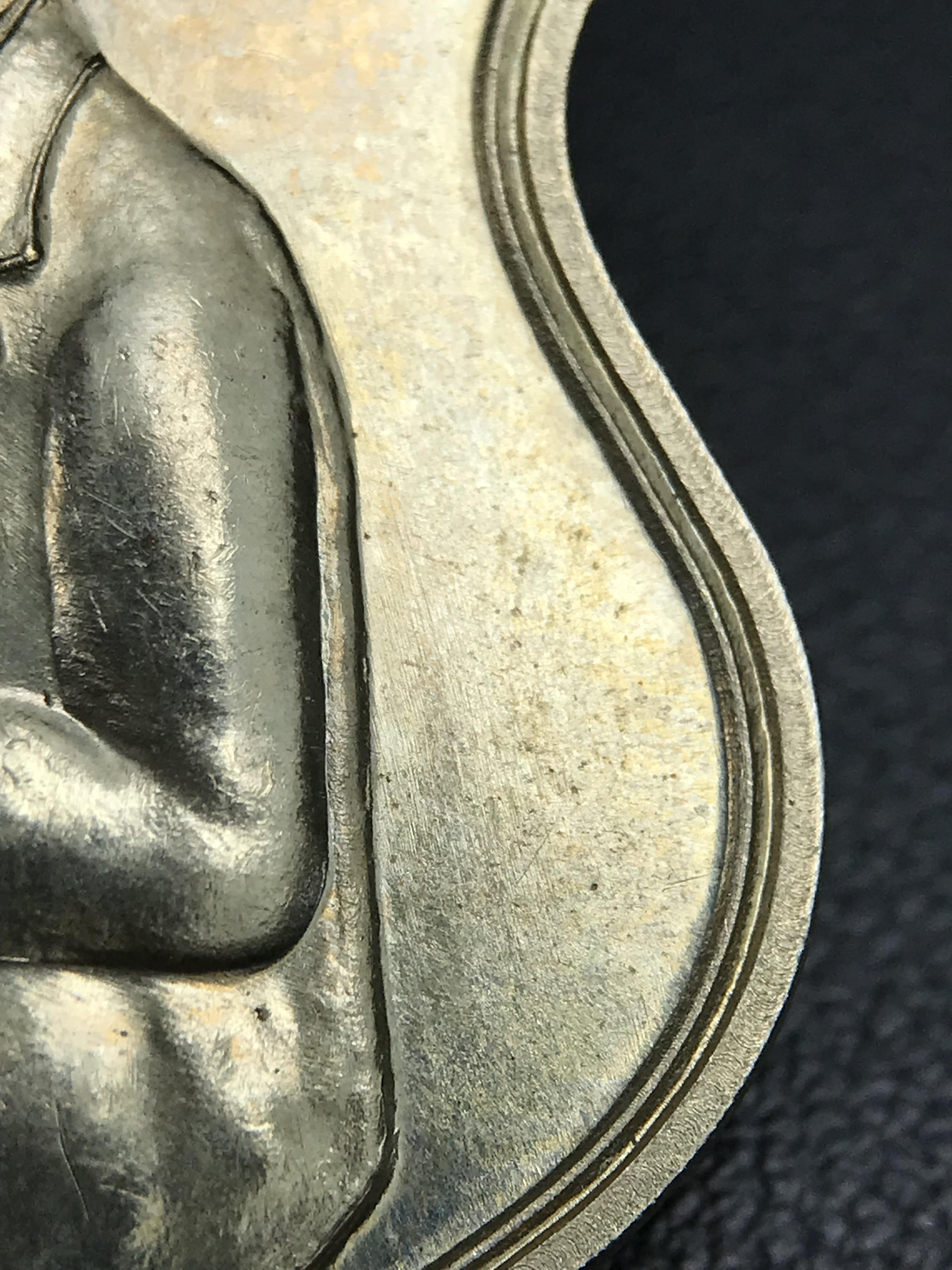 เหรียญครอบครูช่างหลวง(ในหลวงทรงดนตรี) เนื้ออัลปาก้า ปี 2550(หายาก)สุดยอดแห่งความหายากมีหมุนเวียนให้เห็นน้อยมากเป็นอีกหนึ่งรุ่นยอดนิยมของเสด็จพ่อร.9เหรียญนี้สวยมากผิวน้ำทองทั่วทั้งเหรียญ