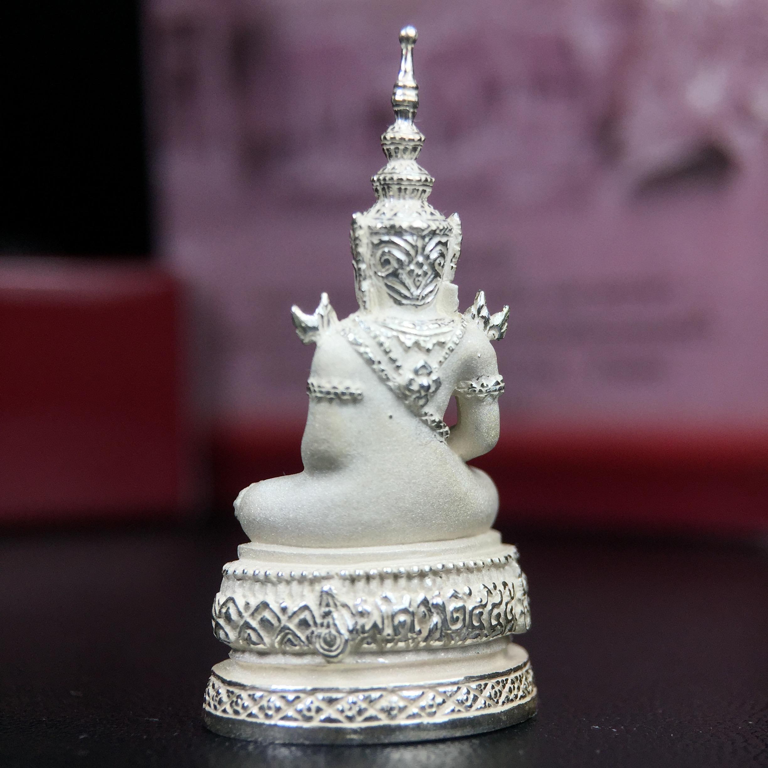 พระแก้วมรกต ภปร.(รุ่นแรก) ปี2545 จัดสร้างในมหาวโรกาส พระบาทสมเด็จพระเจ้าอยู่หัวรัชกาลที่ 9 ครบรอบ 75 พรรษา และฉลองกรุงรัตนโกสินทร์ครบ 220 ปี พิมพ์ลอยองค์ใหญ่ เนื้อเงินบริสุทธิ์ 92.5% ขนาด 19*35 มม. พร้อมกล่องบรรจุเดิม สวยครบสมบูรณ์(องค์หมายเลข 1063)
