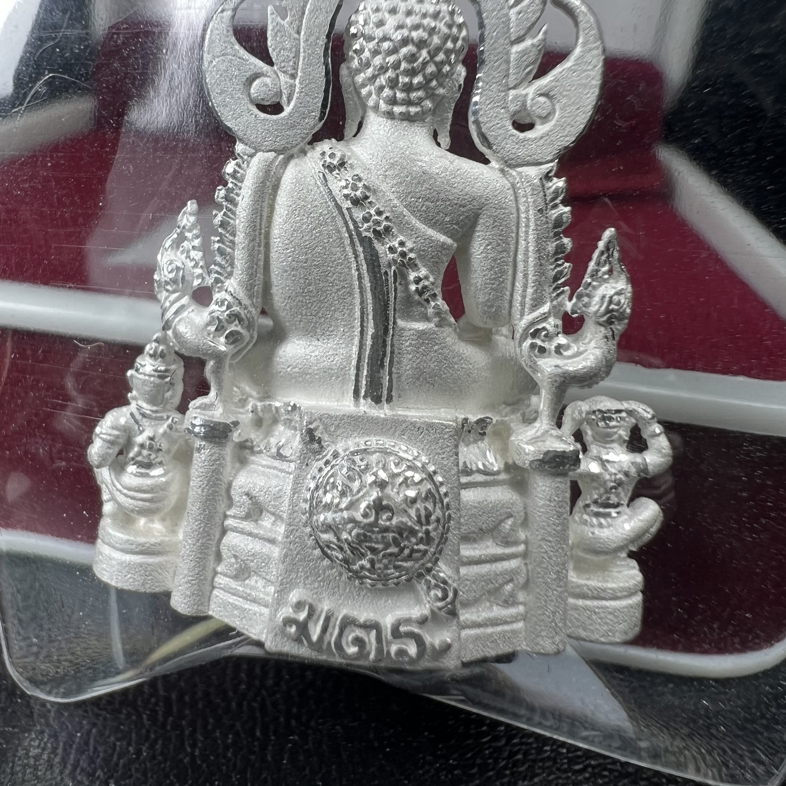 พระพุทธชินราช รุ่น ประวัติศาสตร์ มูลนิธิเพื่อตำรวจไทยจัดสร้าง ปี 2562 เนื้อเงินขัดเงา พิมพ์พระพุทธชินราช ลอยองค์ แบบจิวเวอร์รี่(ขนาดสูง 3.5 ซม.) (สภาพ สวย ซีนซองเดิม กล่องบบรรจุเดิมครบสมบูรณ์)